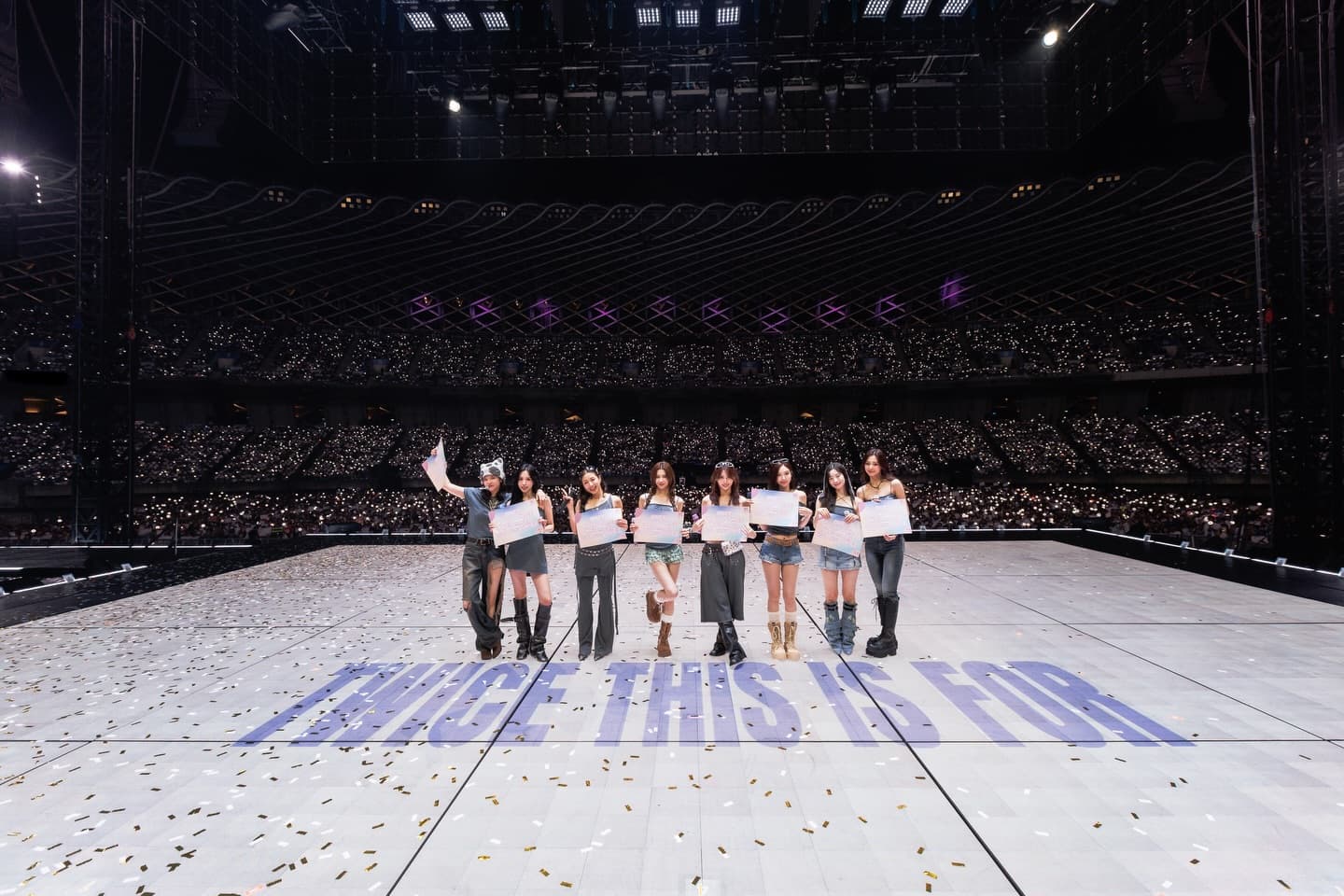TWICE台灣成員子瑜（右一）特地寫信並念給大家聽，粉絲感動萬分。（翻攝TWICE IG）