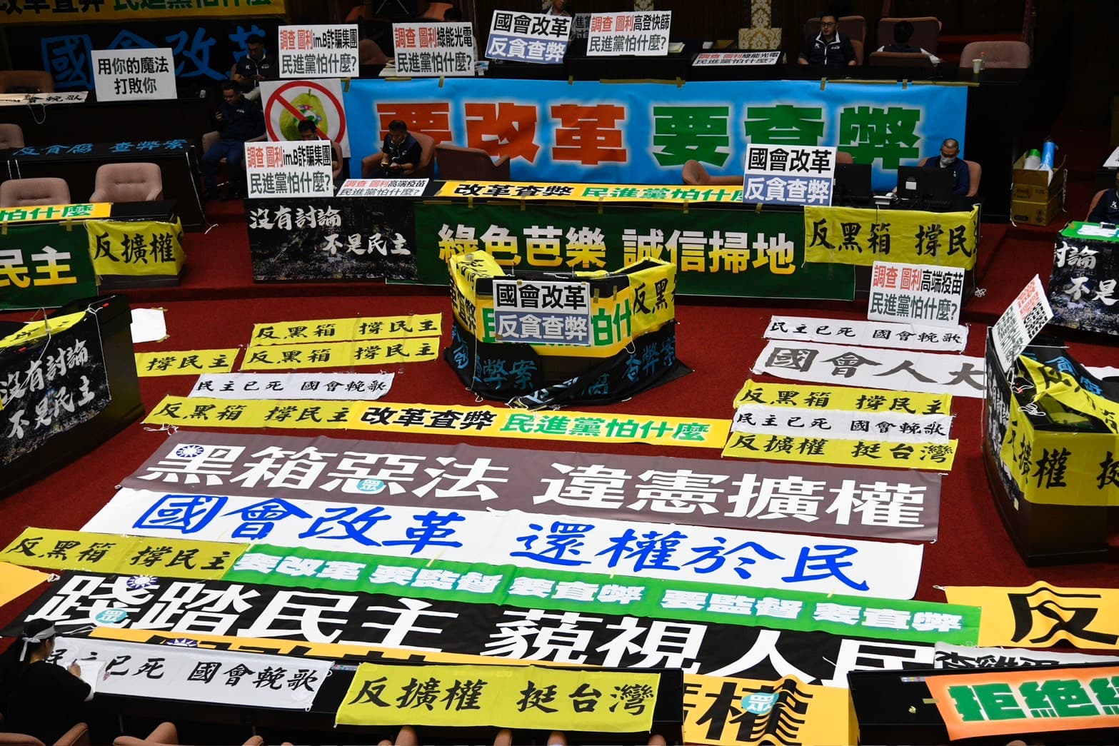 藍綠在議場內貼滿字條海報，為國會改革法案表決大秀做準備。