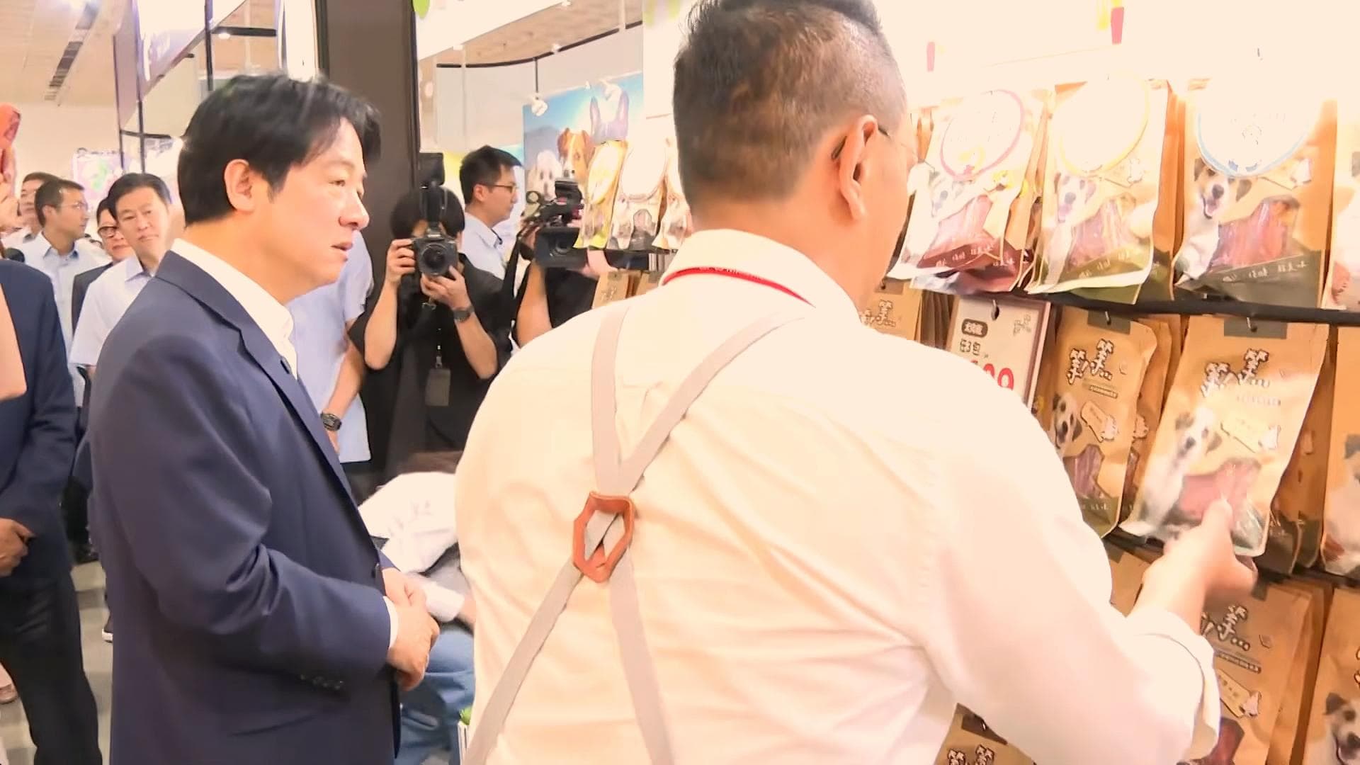 賴清德今逛寵物用品展，遇到業者分享「人狗共食」的肉條，直接接過來放進嘴裡，還直呼好吃。