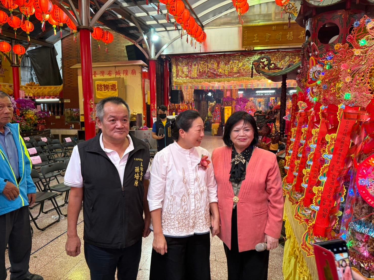 徐榛蔚25日才在台北的台灣省城隍廟參拜，接受捐贈物資。（花蓮縣府提供）