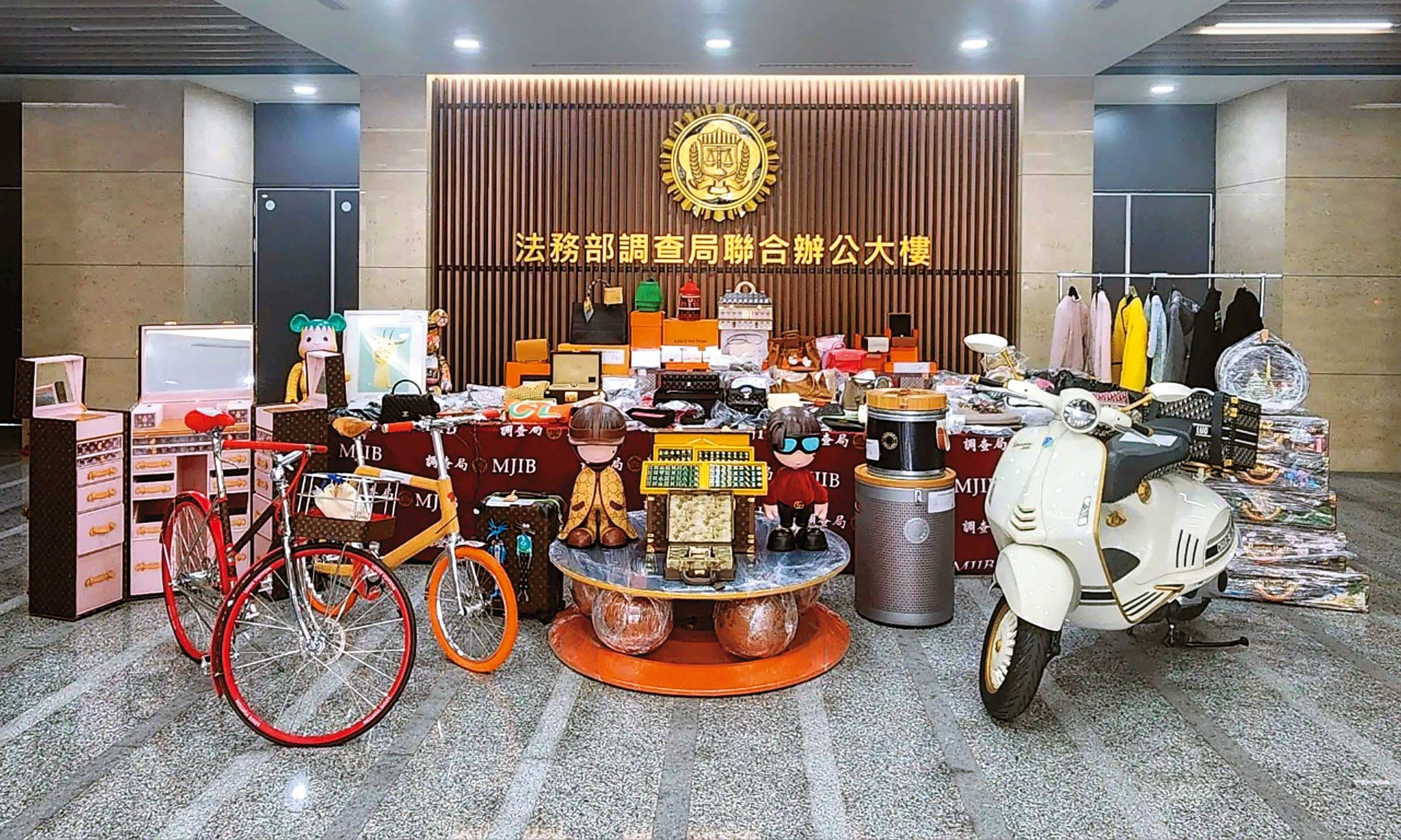 檢方認定羅佩雯犯罪金額逾56億元，吃喝玩樂全都是奢侈品，懷疑海外仍藏資產，已透過司法互助追查中。（調查局提供）