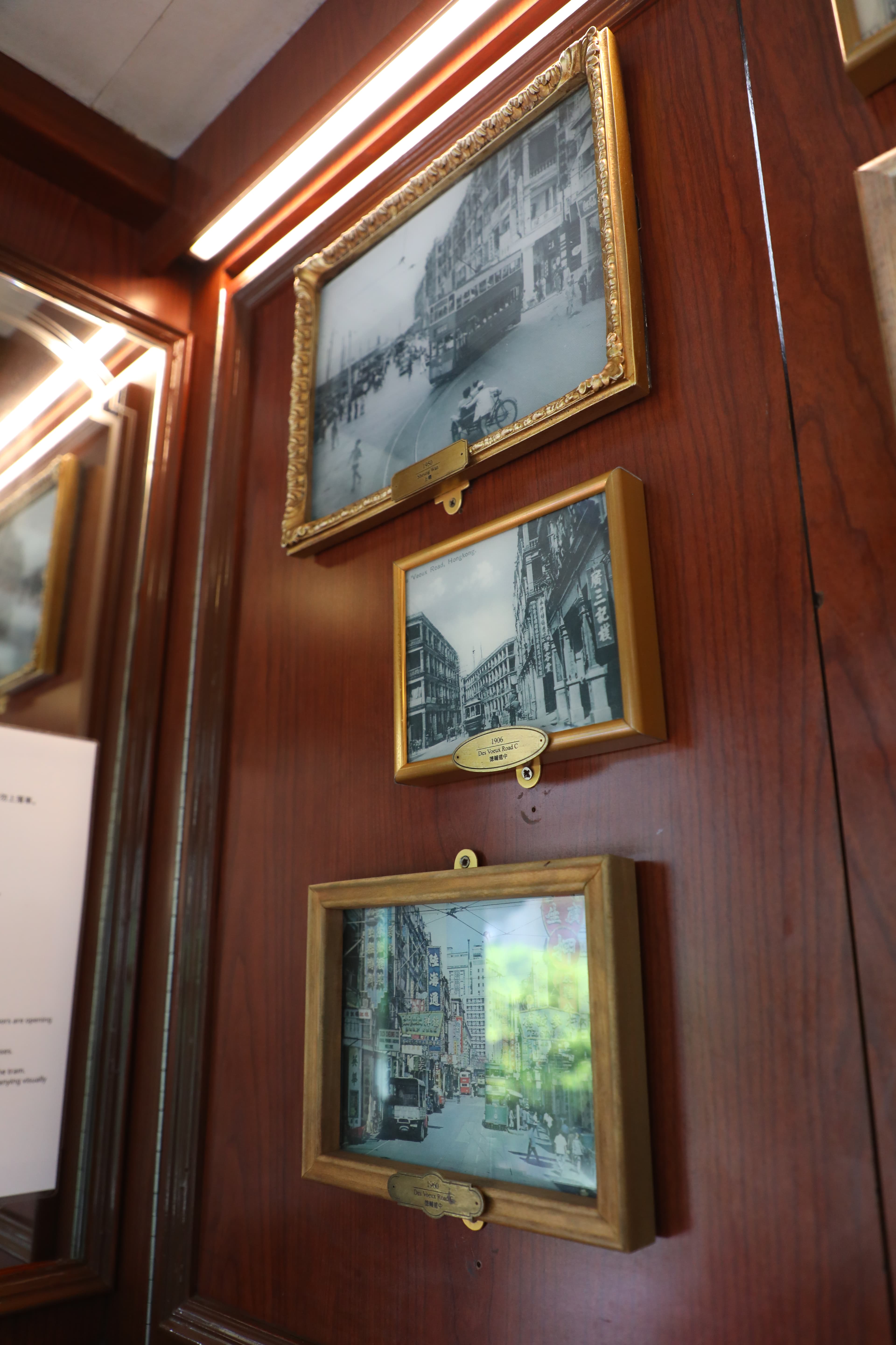 香港電車自1904年通車，已超過百年歷史，電車上展示的黑白老照片訴說著香港的古今。