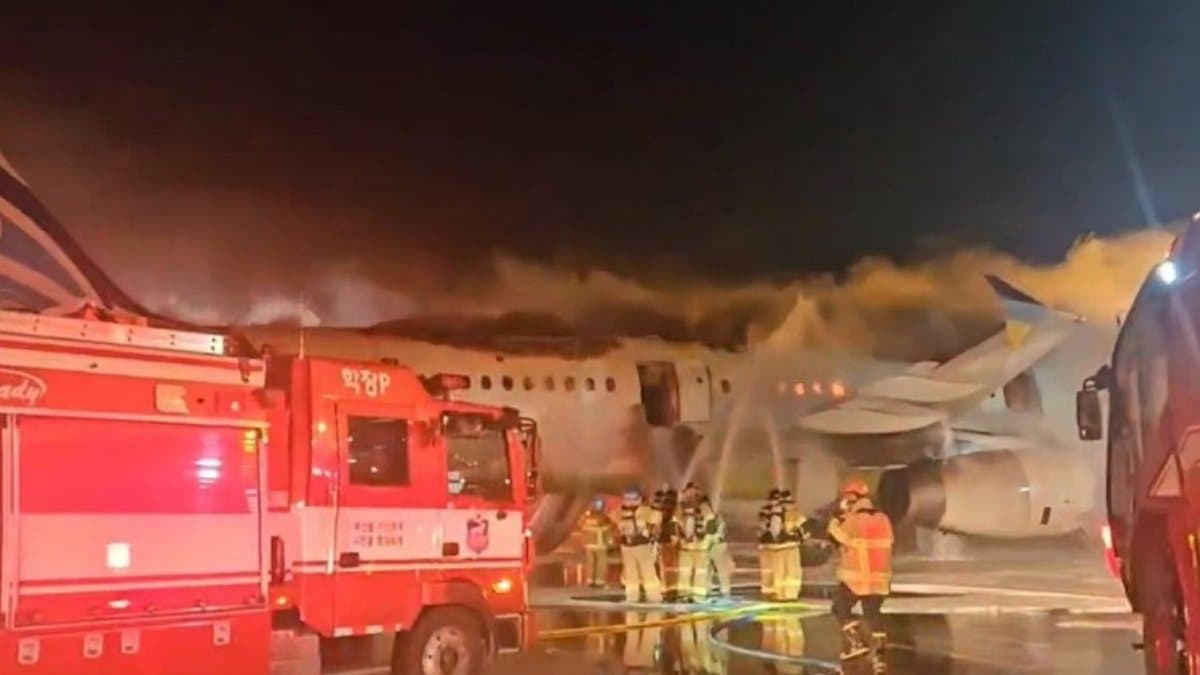 釜山航空客機昨晚發生機尾起火事故，所幸無人罹。（翻攝自X）