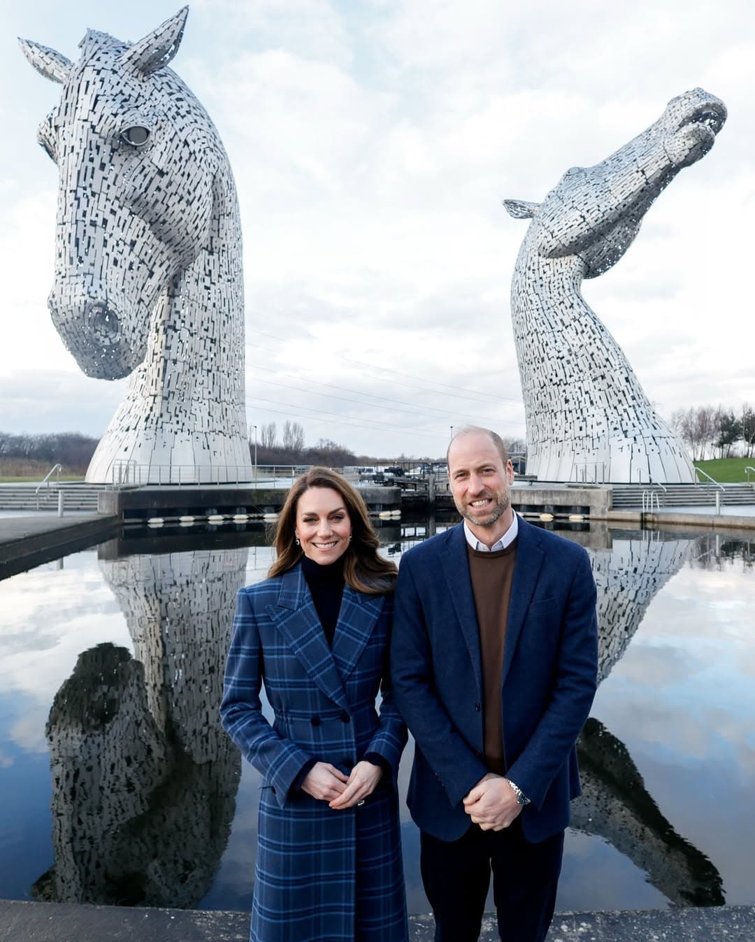 威廉與凱特在蘇格蘭地標「The Kelpies」前合影。（翻攝princeandprincessofwales IG）