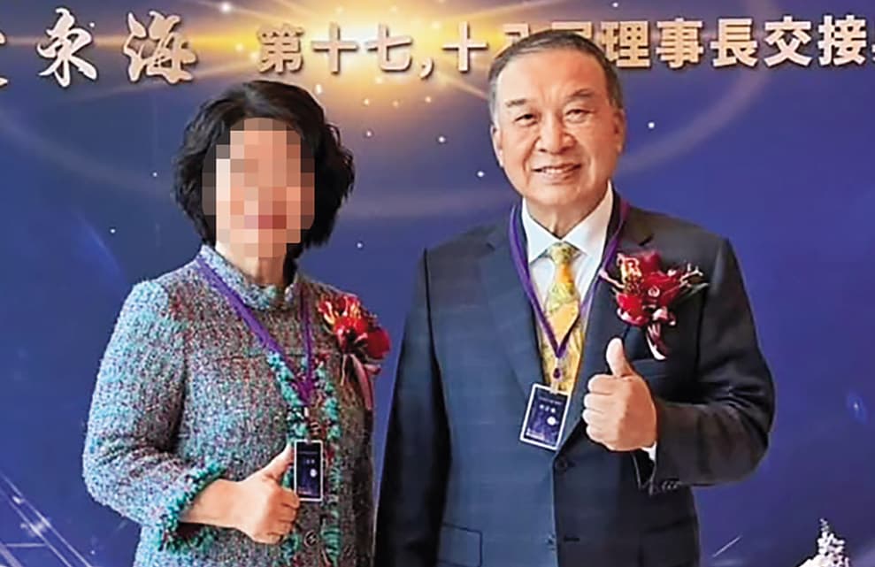 江姓元配（左）多年前完成研究所學業，與林鶼鰈情深合影。（翻攝林正雄臉書）
