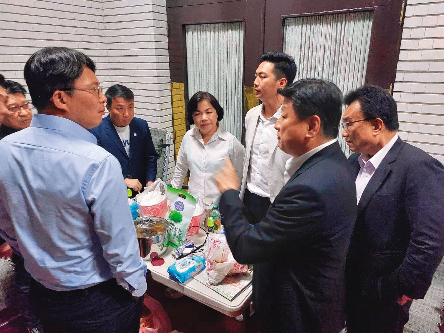 為防止民進黨團杯葛國會職權修法，國民黨團16日發起夜宿行動，24小時輪班固守立院議場大門。（翻攝楊瓊瓔臉書）