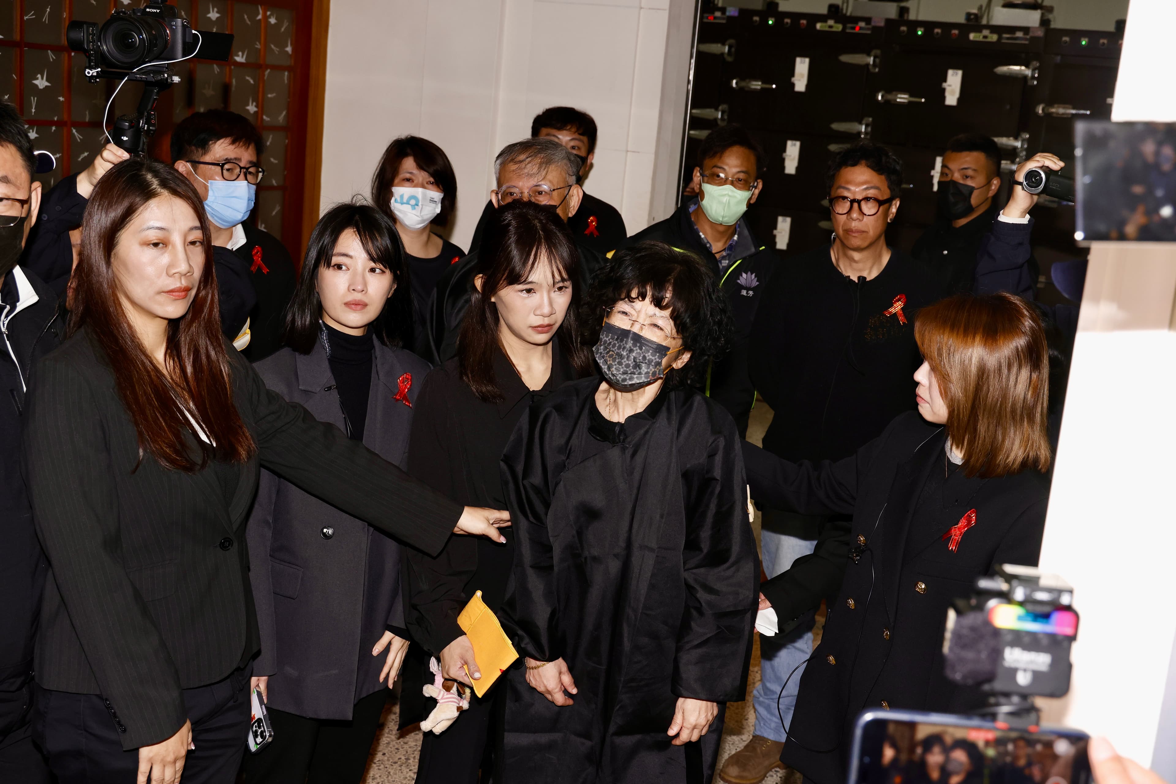陳佩琪情緒潰堤，怒喊「政治干預、司法迫害」。