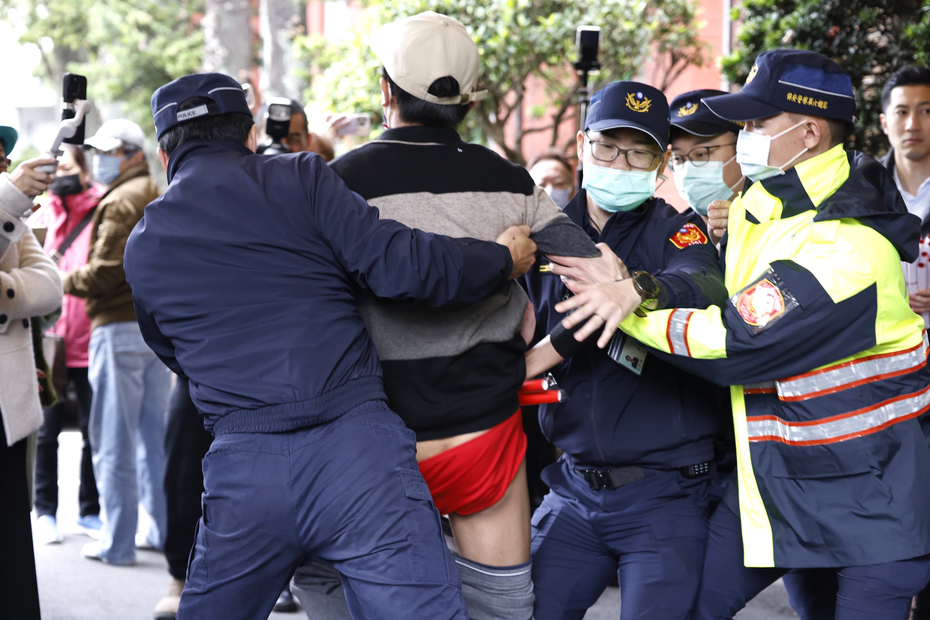 抗議男子高喊毀憲亂政，甚至露出紅內褲吸引目光。