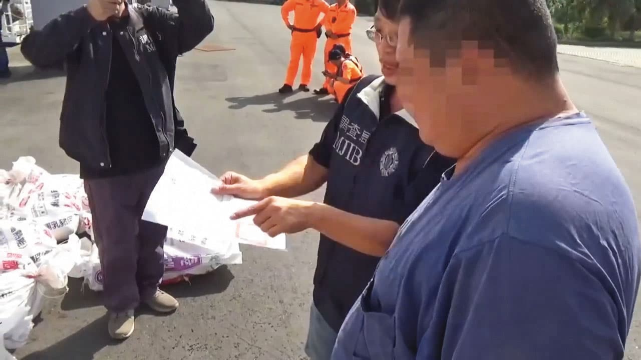 調查局北機組查出添發財號許姓船長（右）被弟弟慫恿走私海洛因，2人均遭檢方求處無期徒刑。（翻攝畫面）