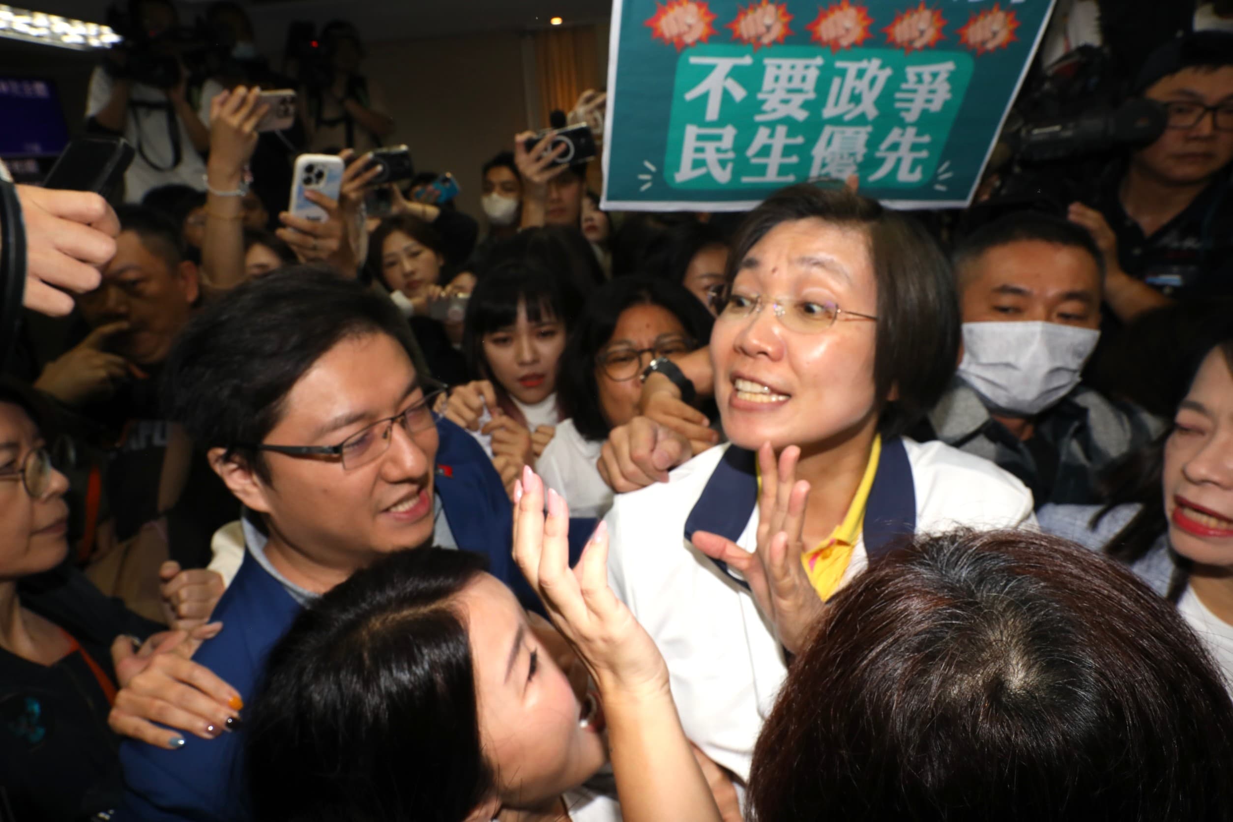 國民黨籍召委徐欣瑩突襲排審許宇甄的《選罷法》修正案，引發綠營抗議杯葛。