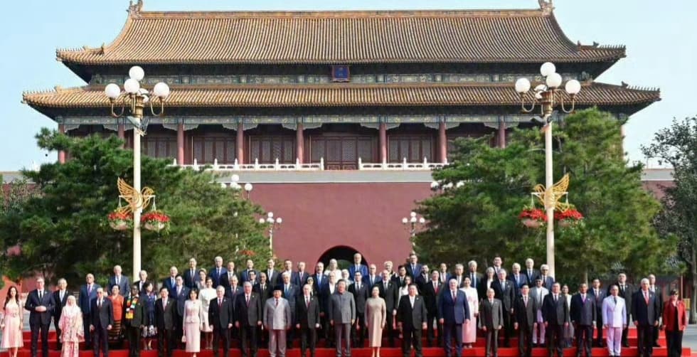 習近平、彭麗媛一同迎接外賓。（翻攝自微博）