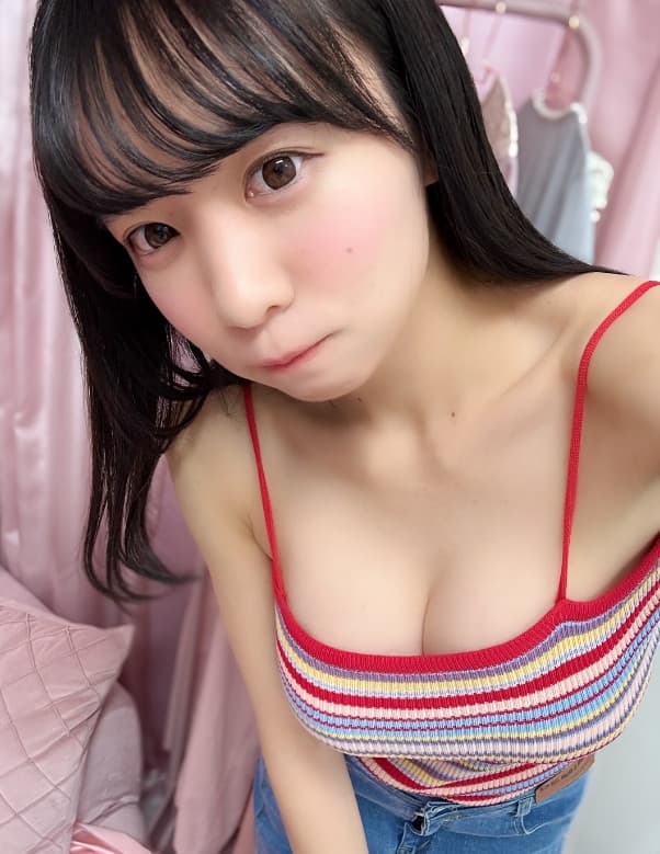 日本氣象主播椿野優子在社群曬出性感照，豐滿上圍讓粉絲暴動。（翻攝IG@tsubakinoyuko）