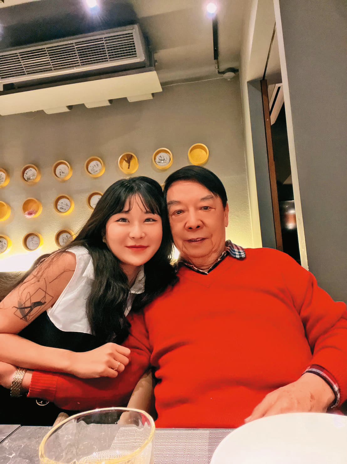仙塔律師親暱地勾著王廣德的手，甜蜜手段收服了富商的心。（讀者提供）