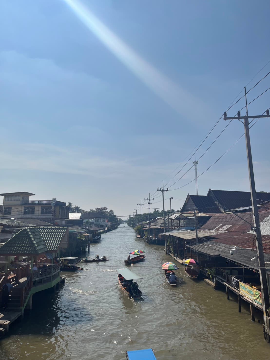 泰國政府盼能藉此吸引遊客走訪曼谷以外的城市；圖為泰國水上市集。
