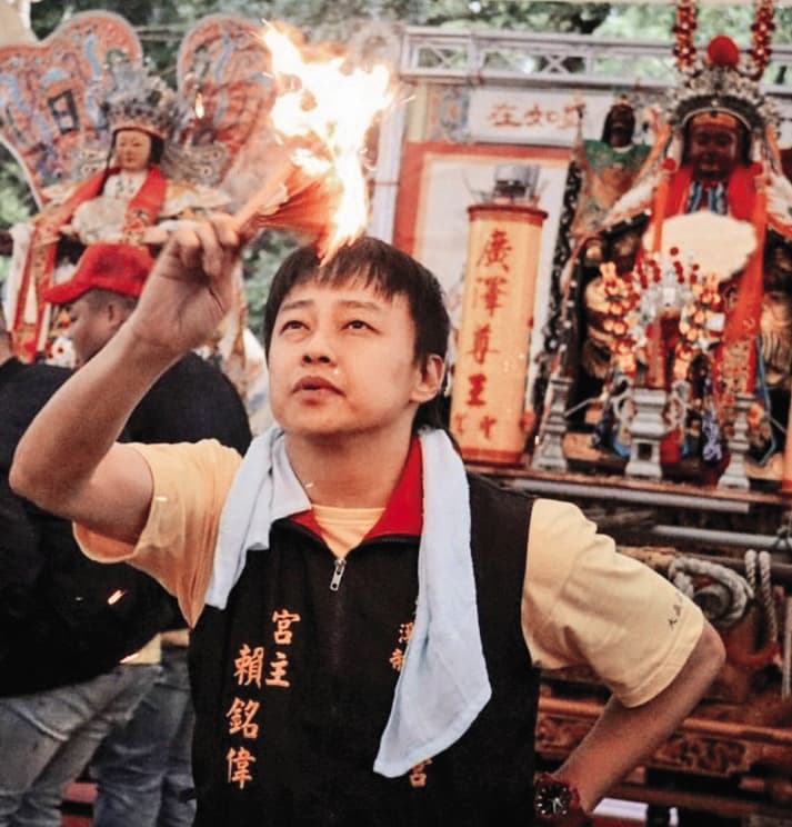 賴銘偉目前在自家宮廟擔任解籤人。（翻攝自臉書）