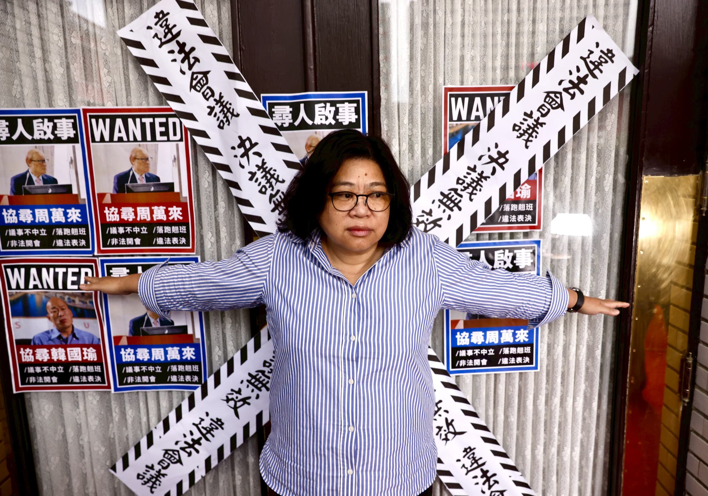 議場外貼封條。