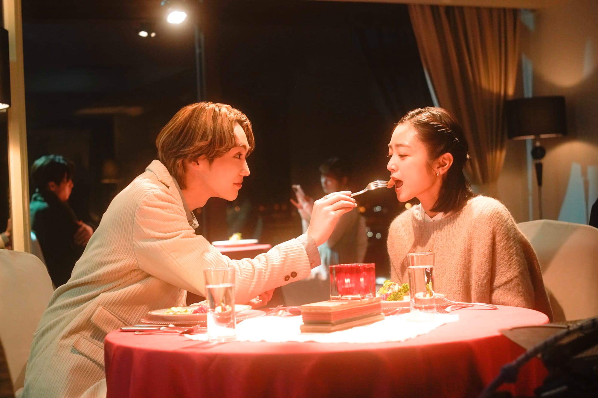 吉野北人(左)在《我的一夜騎士》勾搭人妻，夜遊橫濱瘋狂約會。（中影提供）