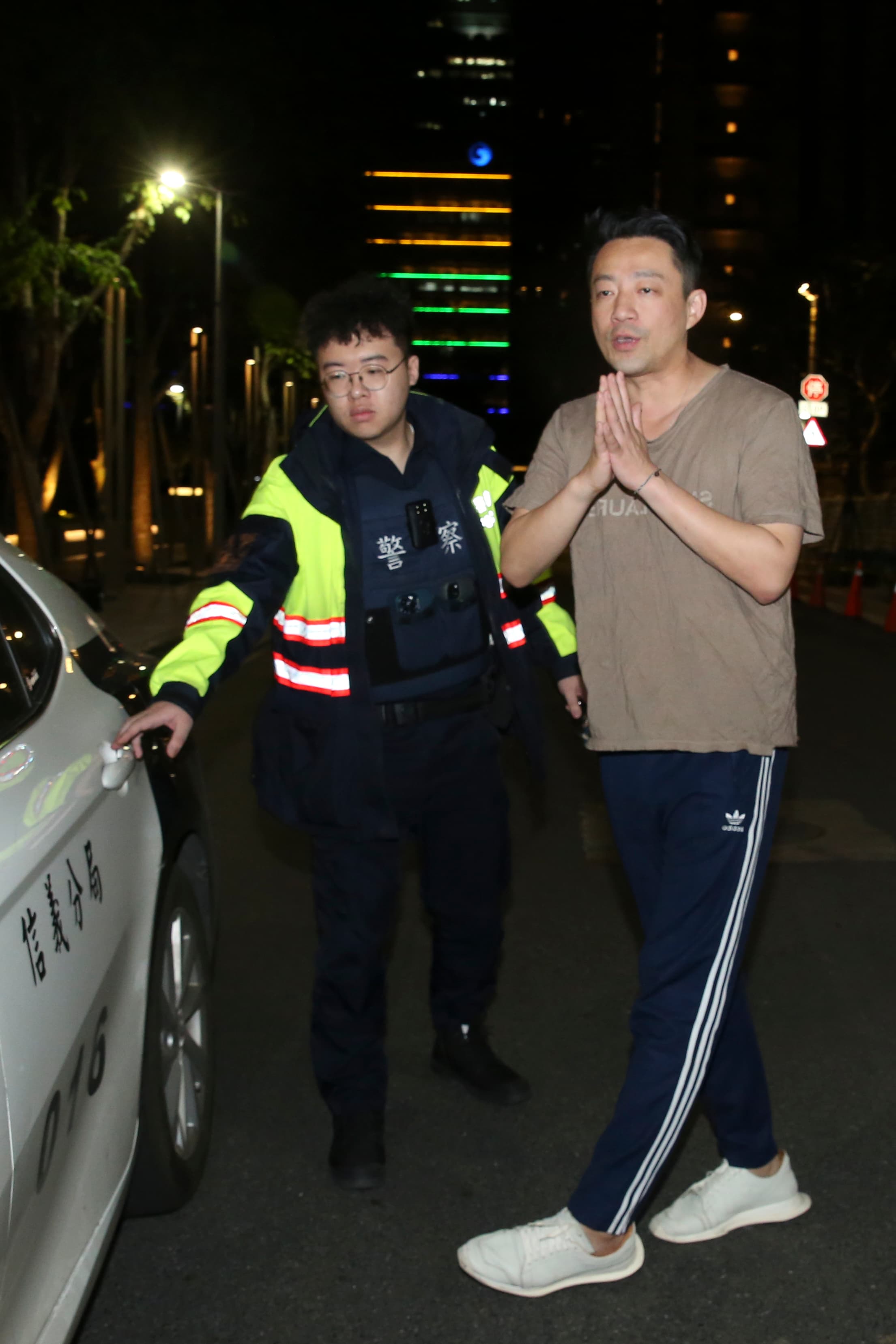 汪小菲（右）擅闖前妻大S的家，又緒激動赴警局要舉報大S，所穿的鹹菜上衣意外成焦點。