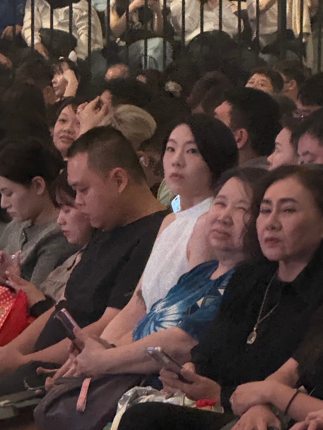 蕭煌奇新婚八個月的老婆Jenny坐在第一排C位，力挺老公。（圖／讀者提供）