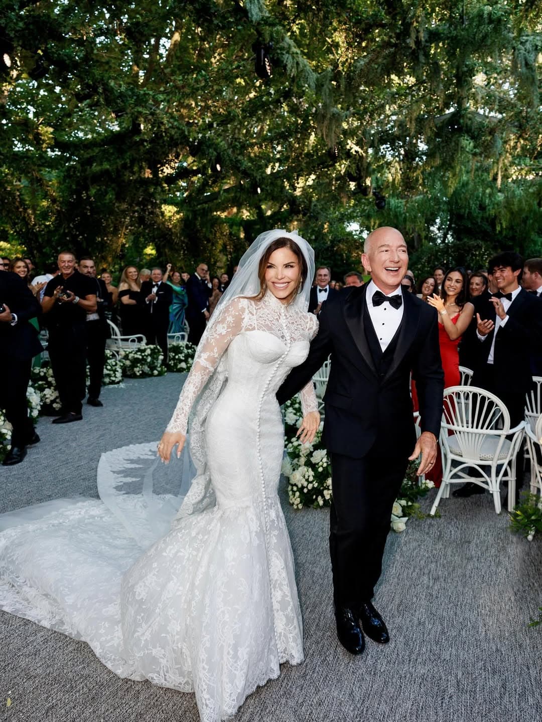 貝佐斯與桑切斯的婚紗照首度曝光。（翻攝laurensanchezbezos IG）