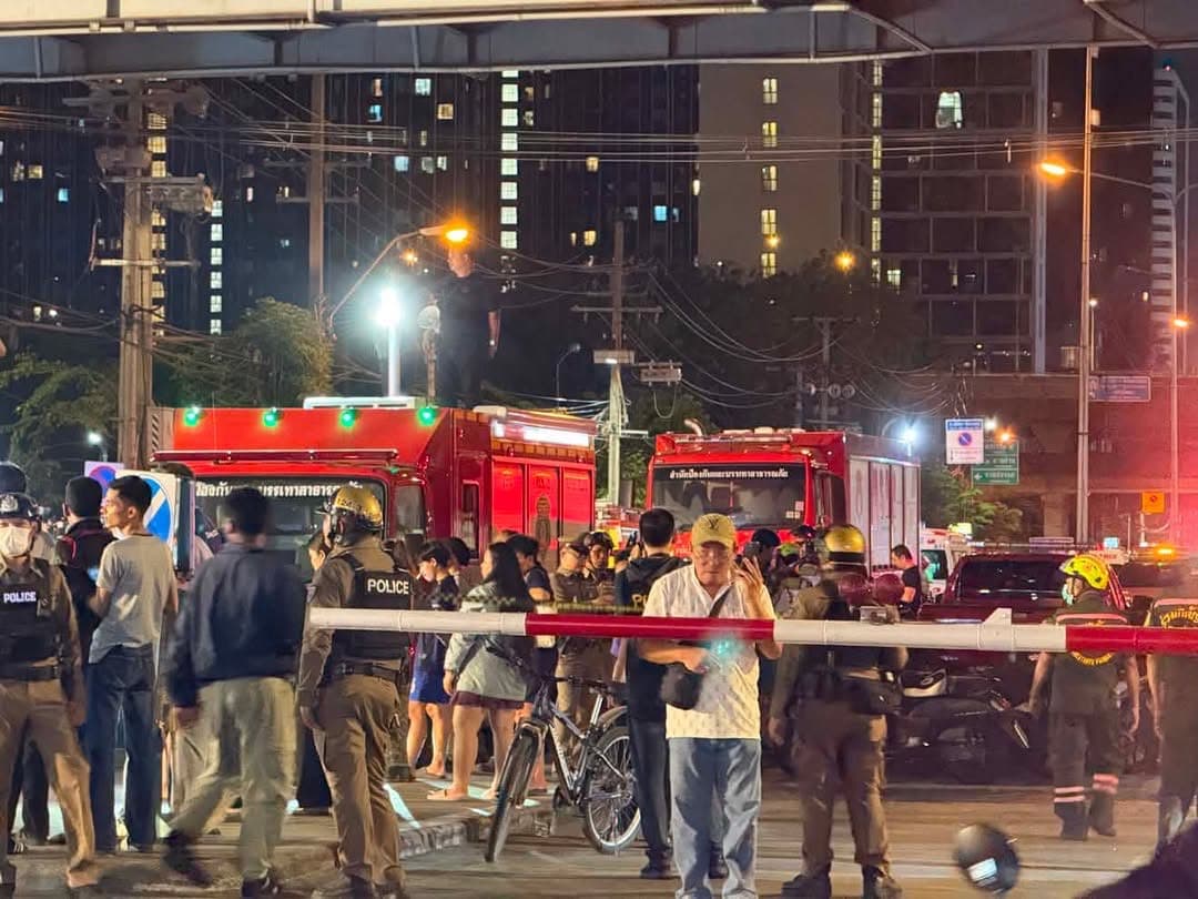 泰國首都今日下午發生一起貨運列車與公車相撞事故，消防車迅速趕到滅火。（讀者提供）