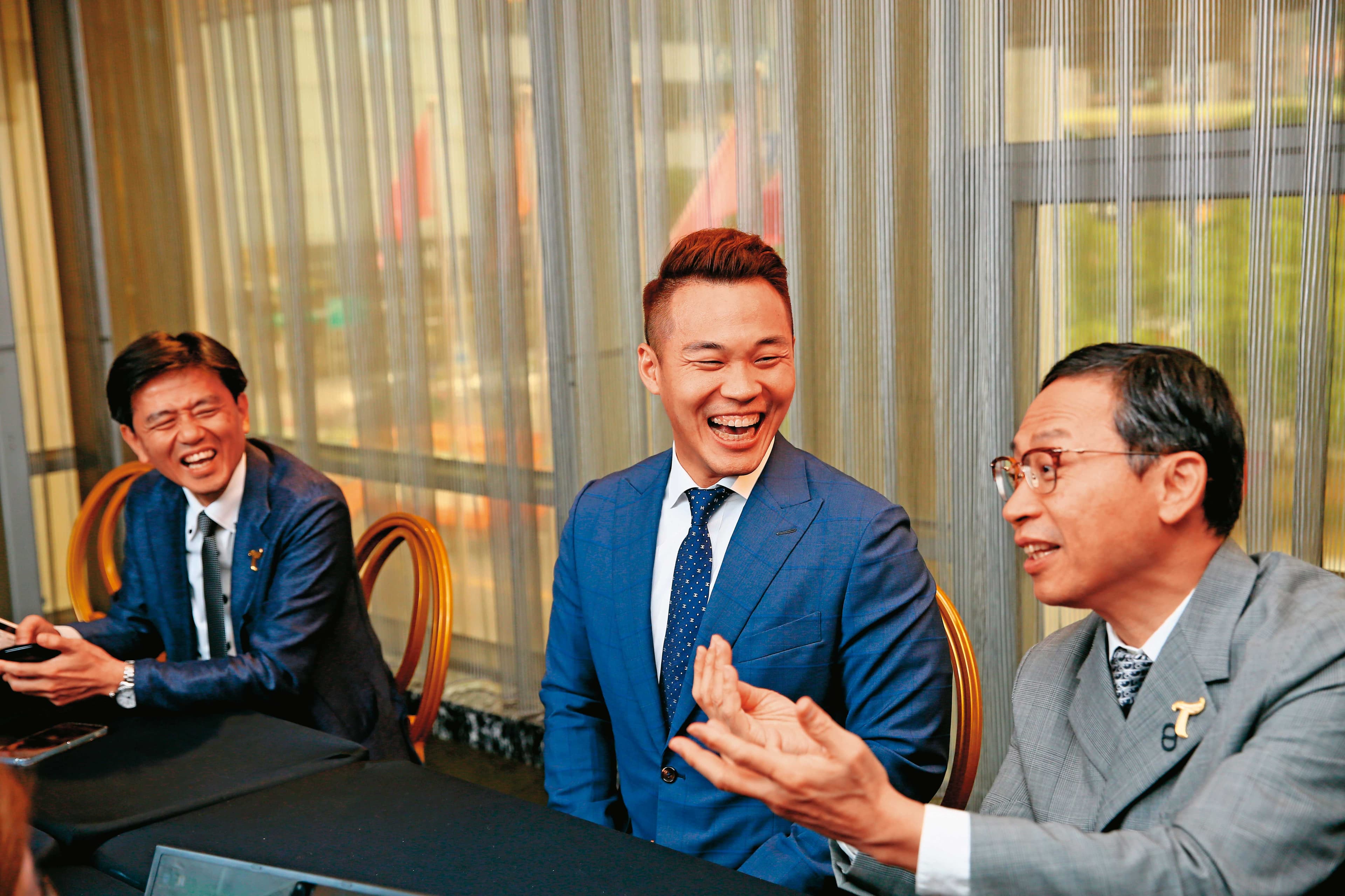 王柏融（中）返台加入中職接受本刊專訪，台鋼雄鷹隊對他寄予厚望。右為董座王炯棻，左為領隊劉東洋。