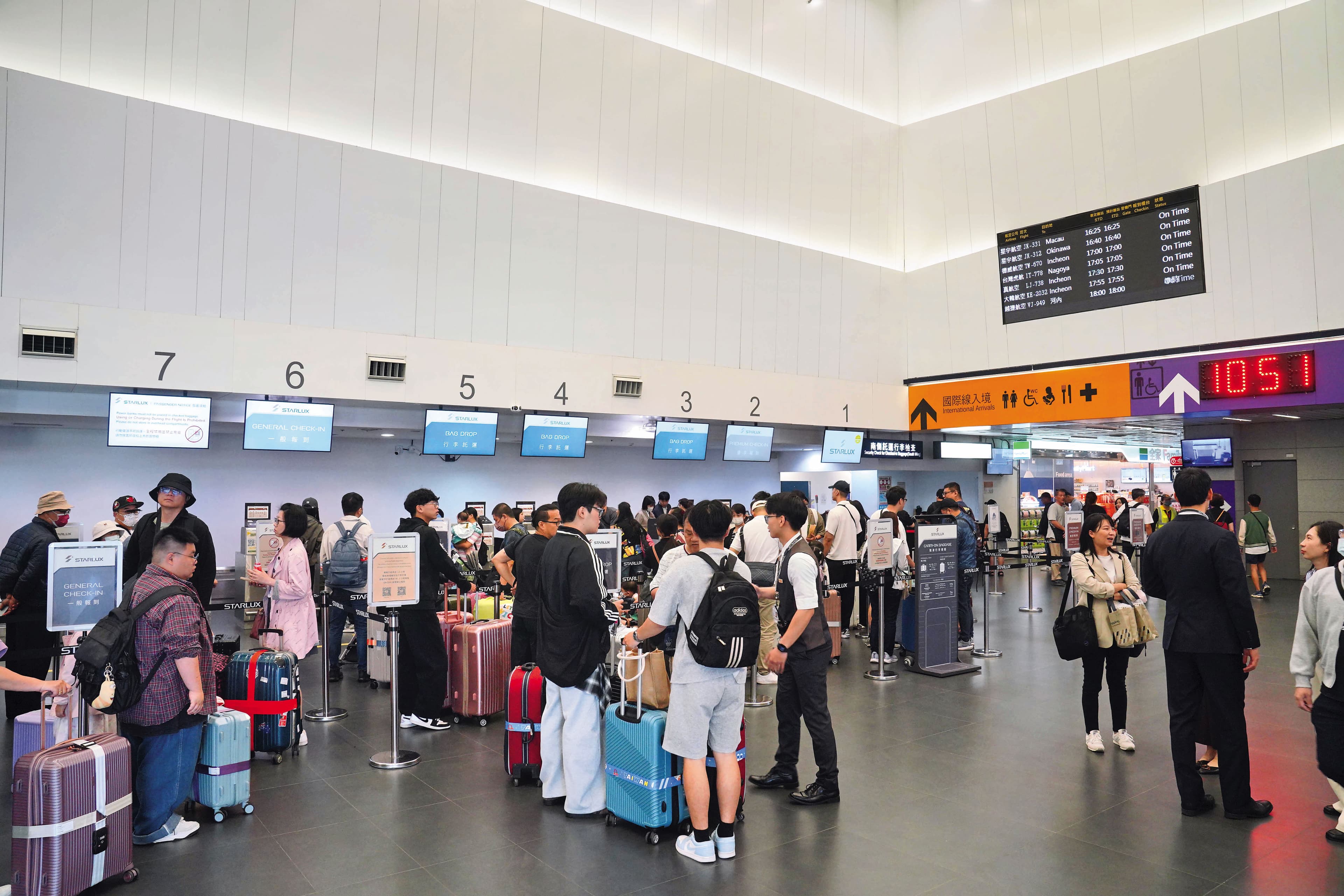 星宇將台中機場視為第二營運基地，台中飛往東京首航當日現場排滿人潮。