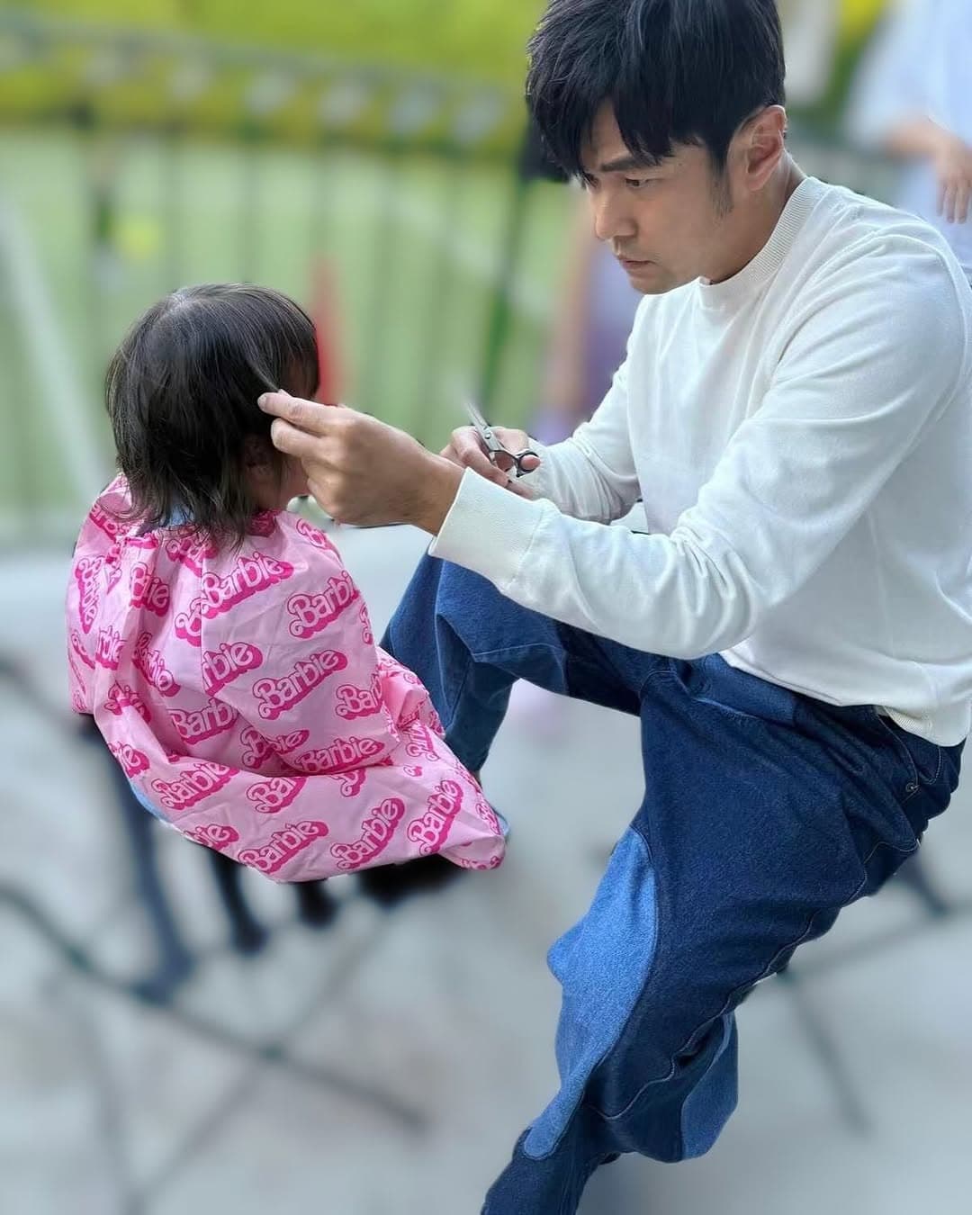 周杰倫認真幫女兒剪頭髮。（翻攝hannah_quinlivan IG）