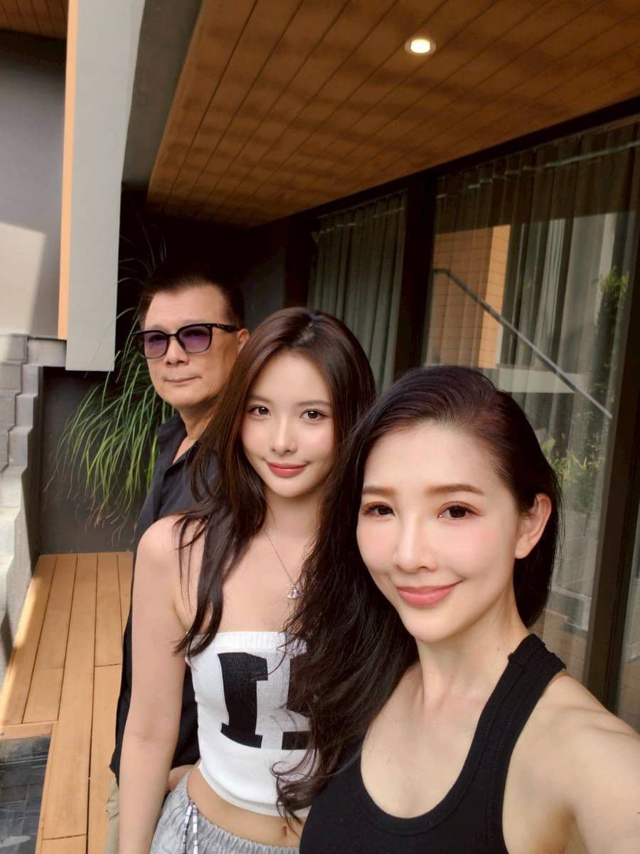 蔡中泠（中）是蔡詩萍（左）和林書煒（右）的獨生女，因高顏值和高學歷成為話題。（翻攝蔡詩萍臉書）