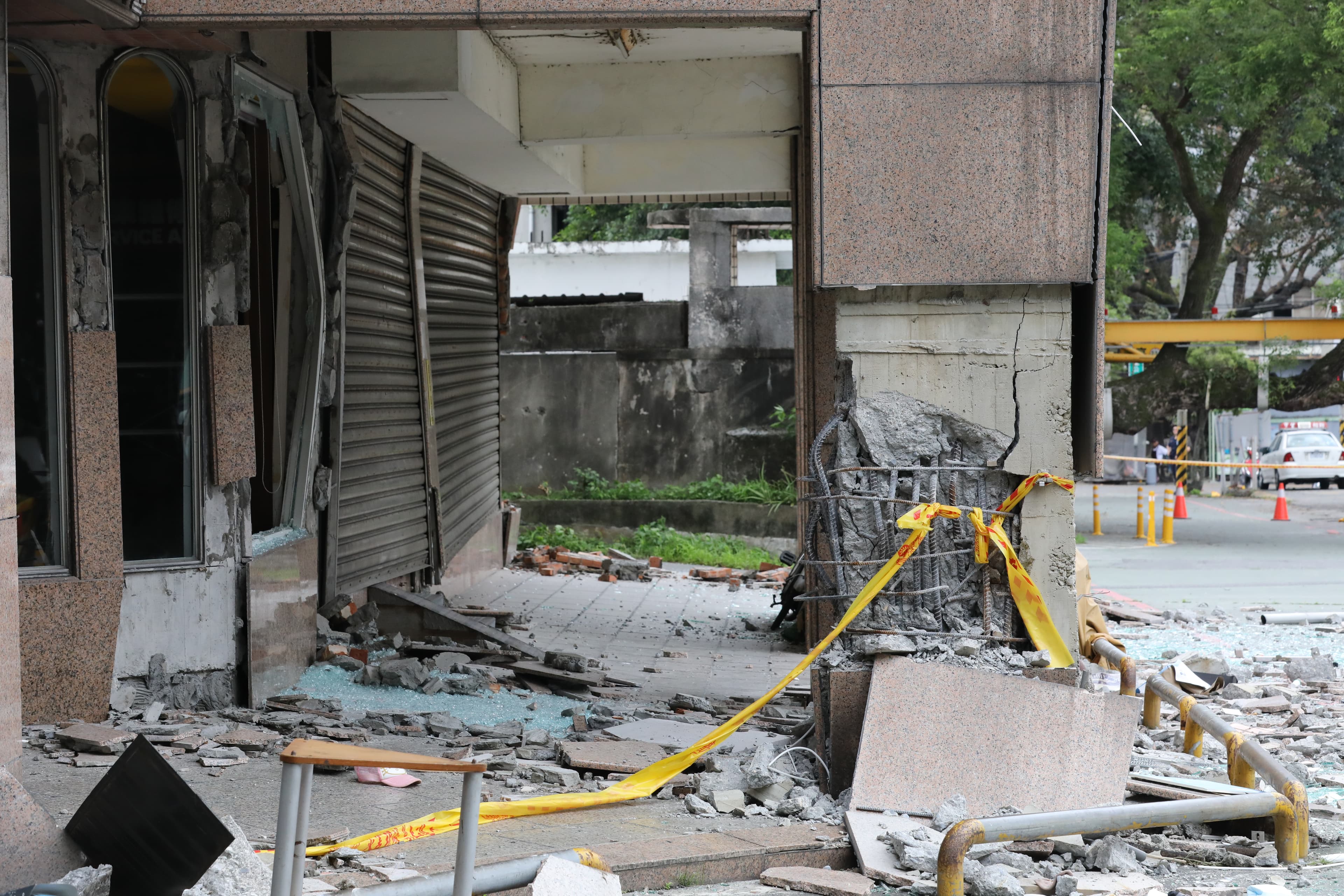 花蓮強震後全台已至少42件建物遭列紅單，若民眾對自家房屋有安全疑慮，可洽詢當地建管單位，請專業技師進行評估。圖為花蓮明禮路統帥大樓。