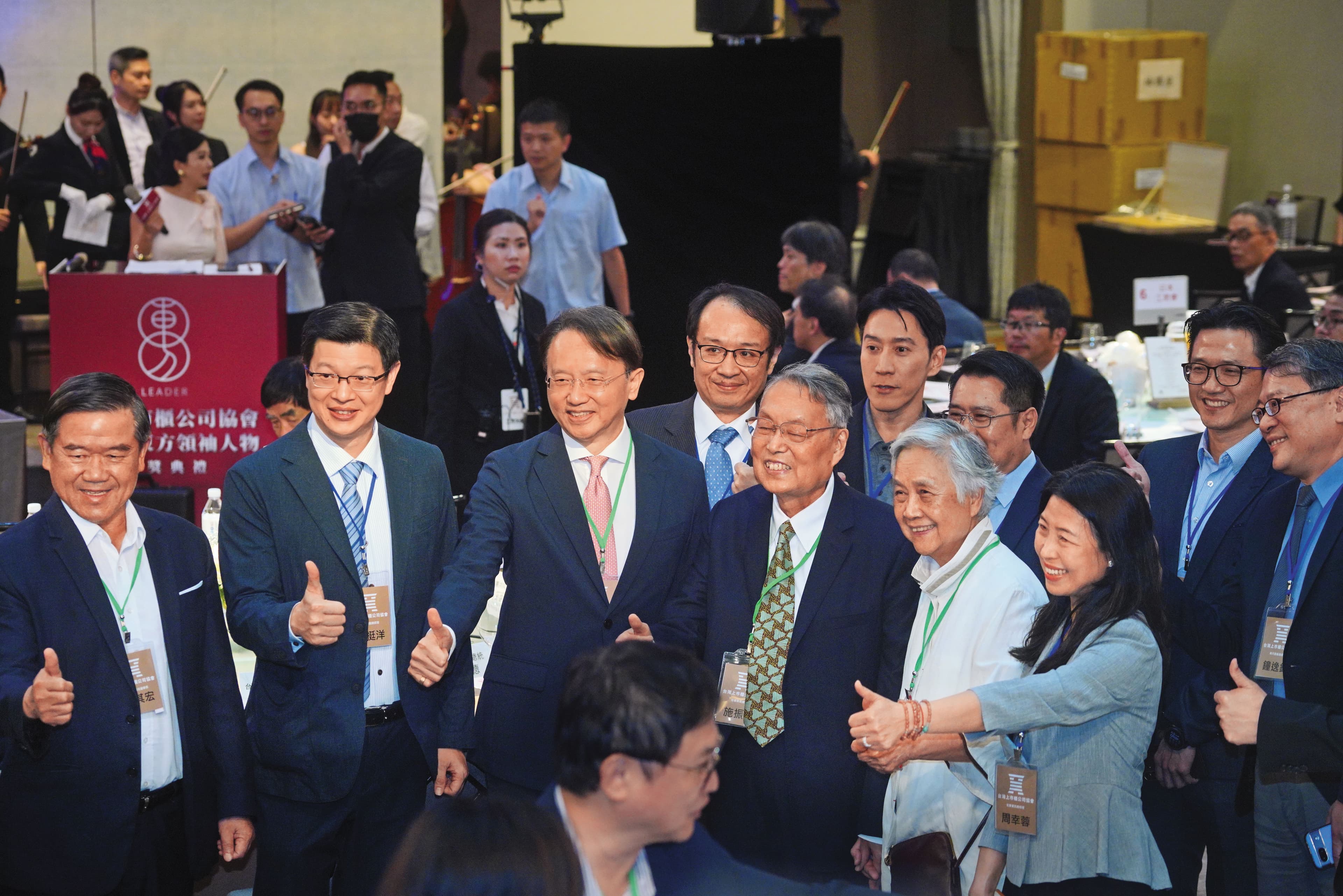 宏碁集團創辦人施振榮7月榮獲第一屆「東方領袖人物獎」。
