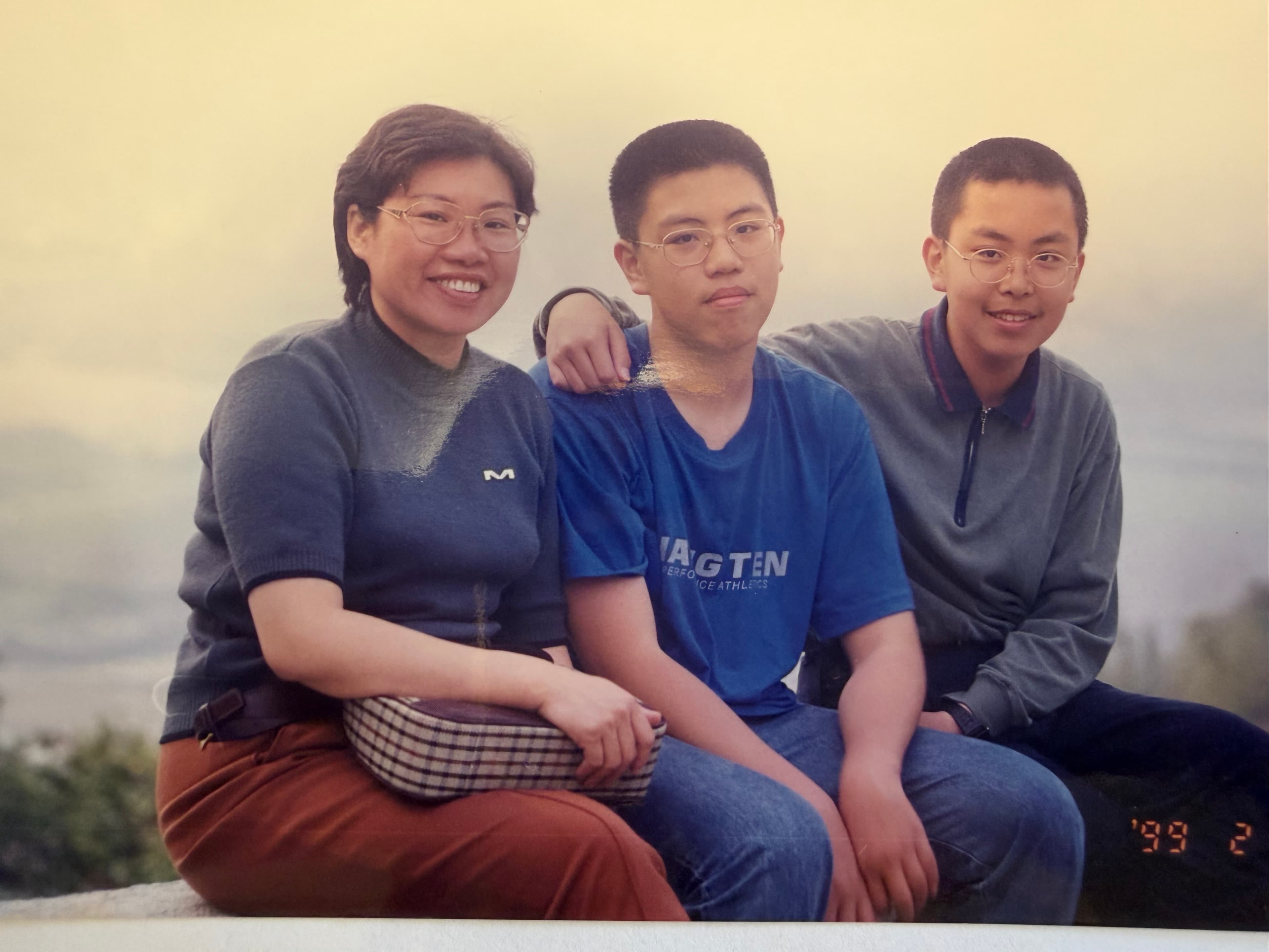 母親李雯蕙（左）在蔡聖威（右）心中是女強人，她被詐騙後讓蔡聖威瞬間長大，中間為弟弟蔡聖國。（蔡聖威提供）