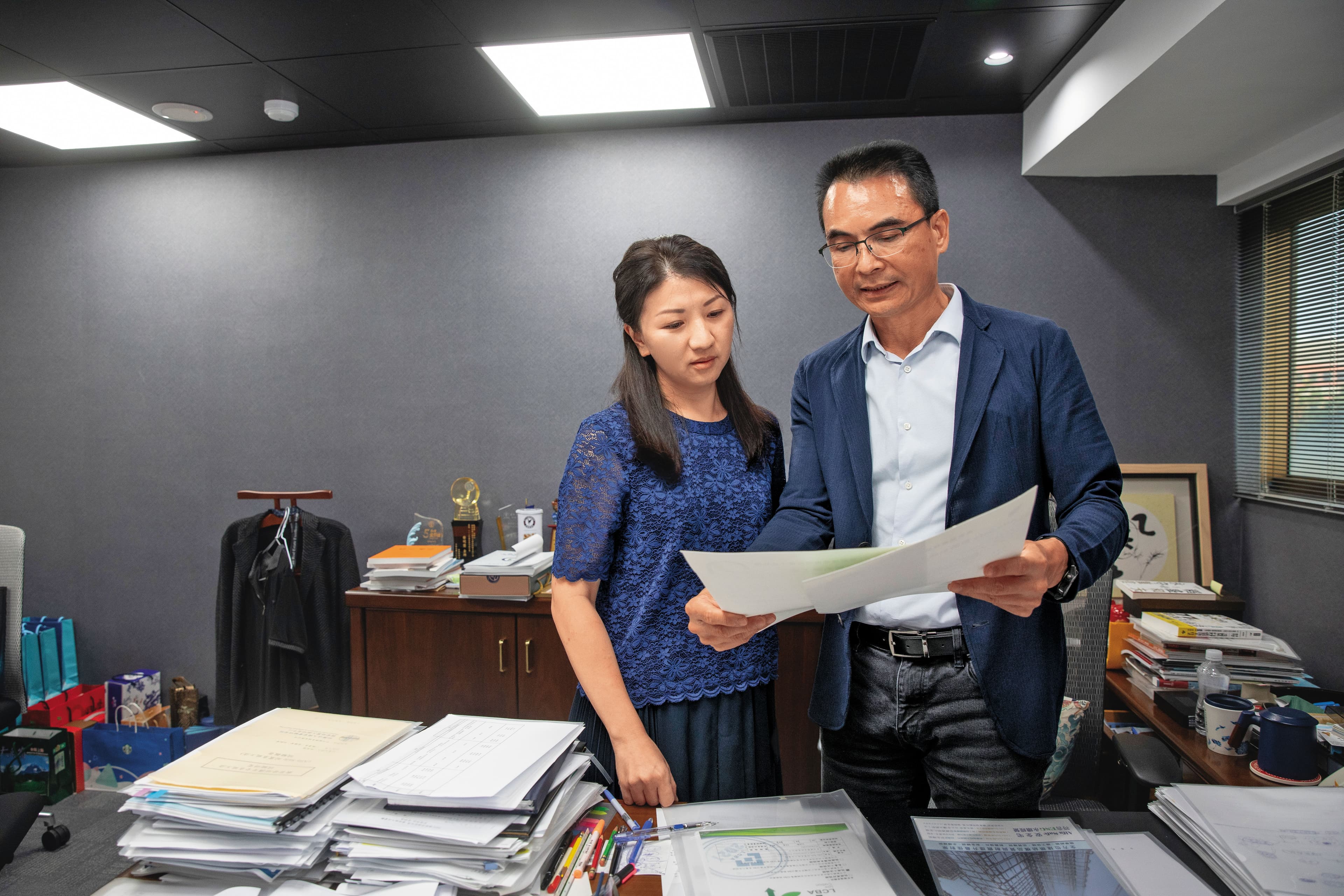 戴雲發在人生低潮時遇見現在的老婆翁惠蘭（左），也成為他堅持結構安全的支柱。