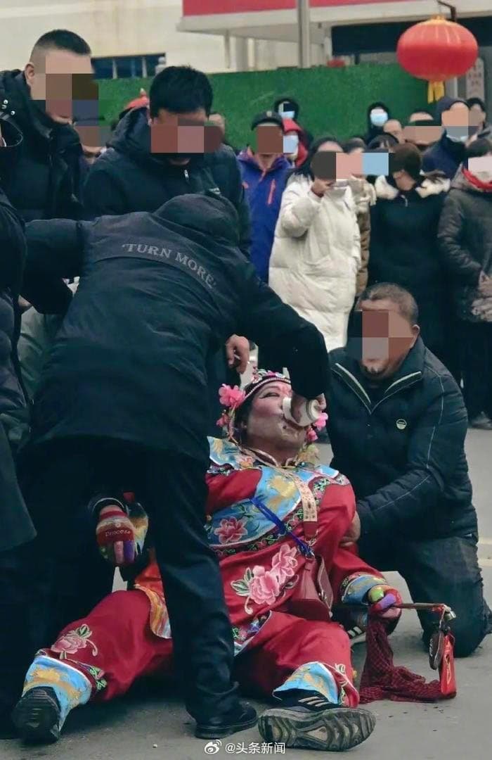網紅「光頭楊老二」參與社火表演,當場被許多遊客強灌酒。(翻攝微博)