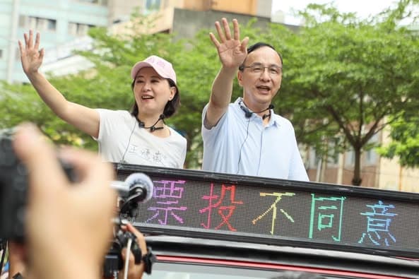 朱立倫今陪王鴻薇掃街，被問到童子賢支持罷免傅崑萁一事做出回應。（翻攝自朱立倫臉書）