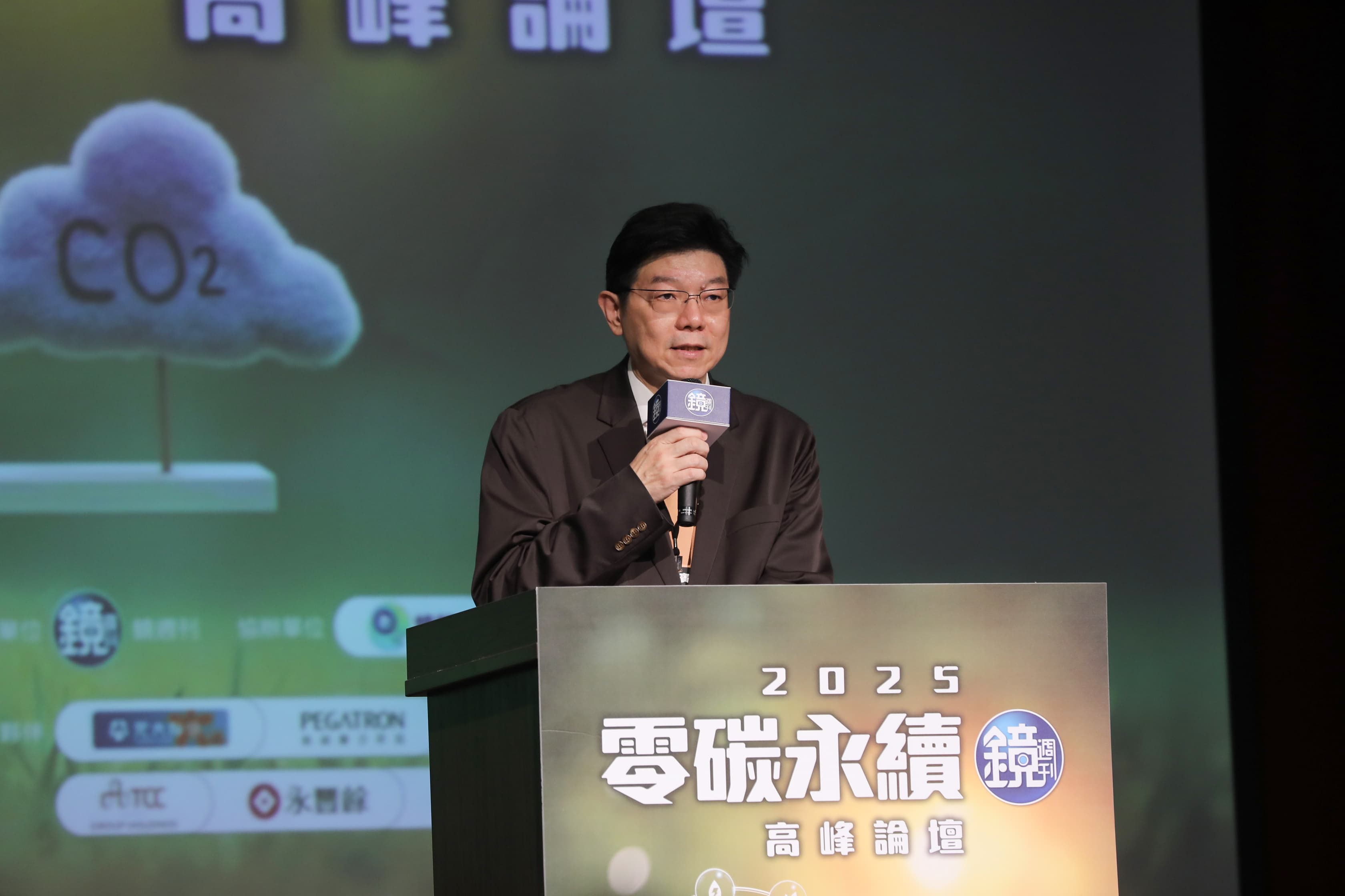 《鏡週刊》社長裴偉表示，希望透過舉辦「零碳永續高峰論壇」，搭建產官學溝通與交流平台，集思廣益一起找出企業零碳永續的經營路徑，協助各產業因應此一變局，讓台灣的經濟發展得以持續維持穩步向上的局面。