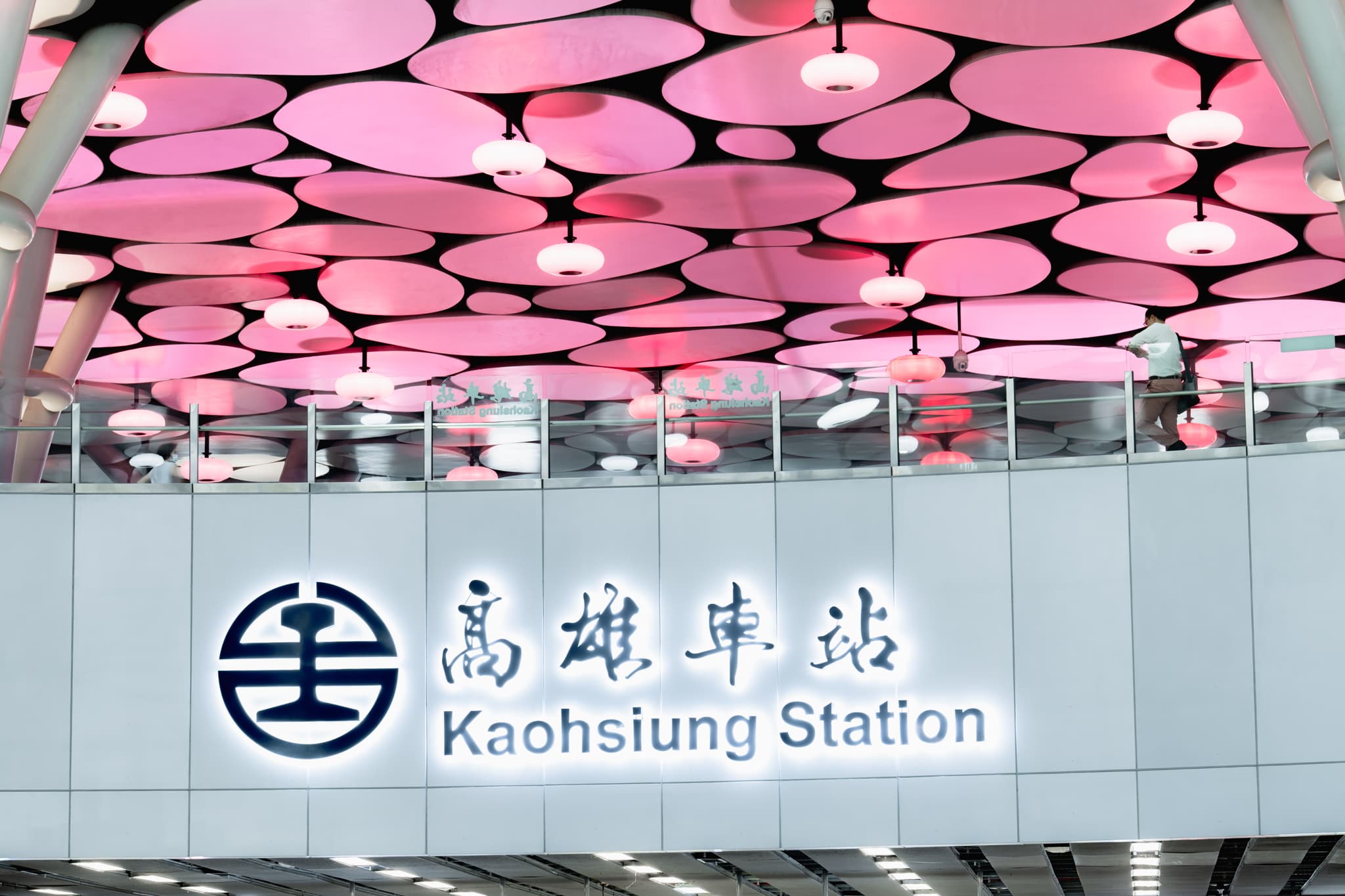自10月13日起連續7天，經過高雄火車站別忘記找找粉紅在哪裡。（Live Nation提供）