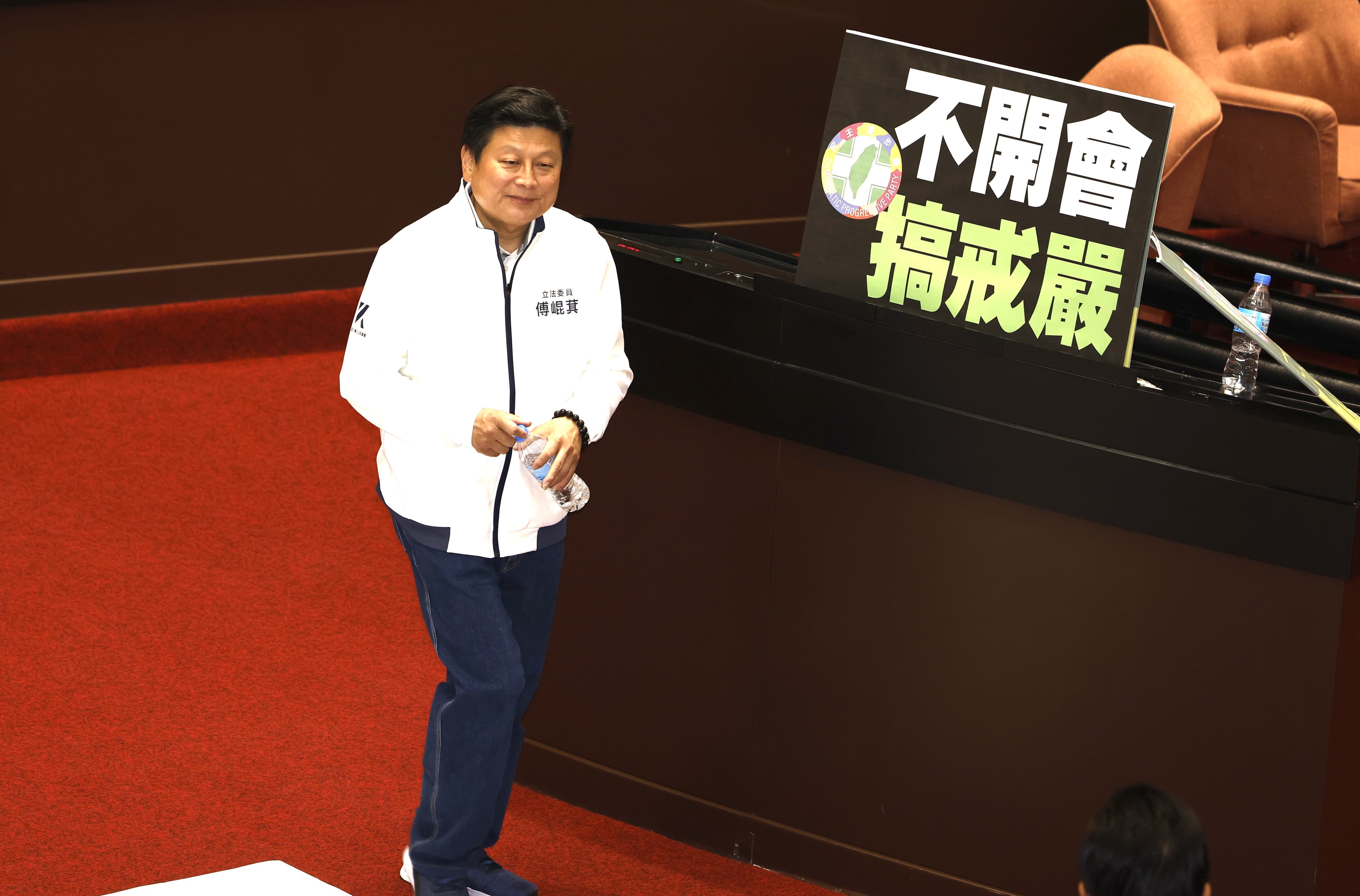 國民黨團總召傅崐萁成功回到議場。