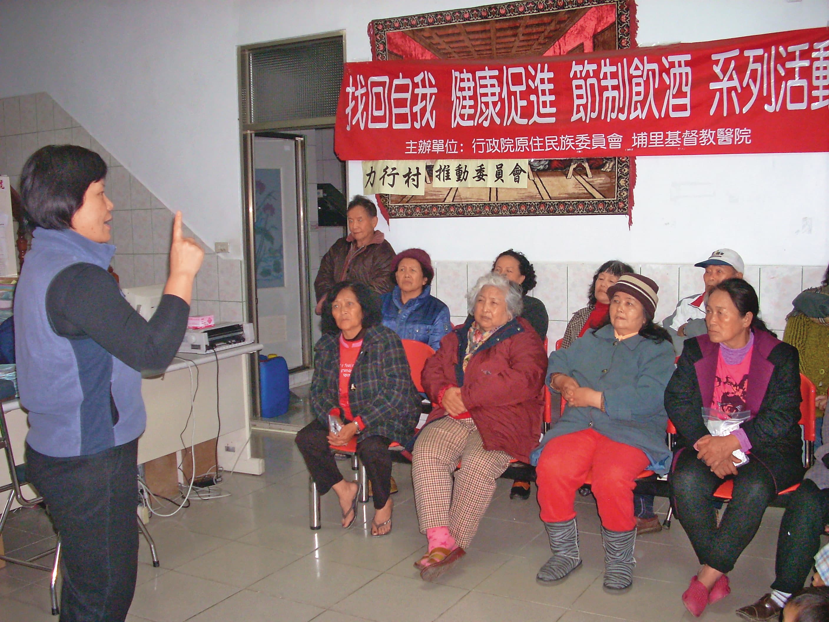 龔富美（左）初至山地醫療團隊時，常需家訪與幫部落居民衛教。（龔富美提供）