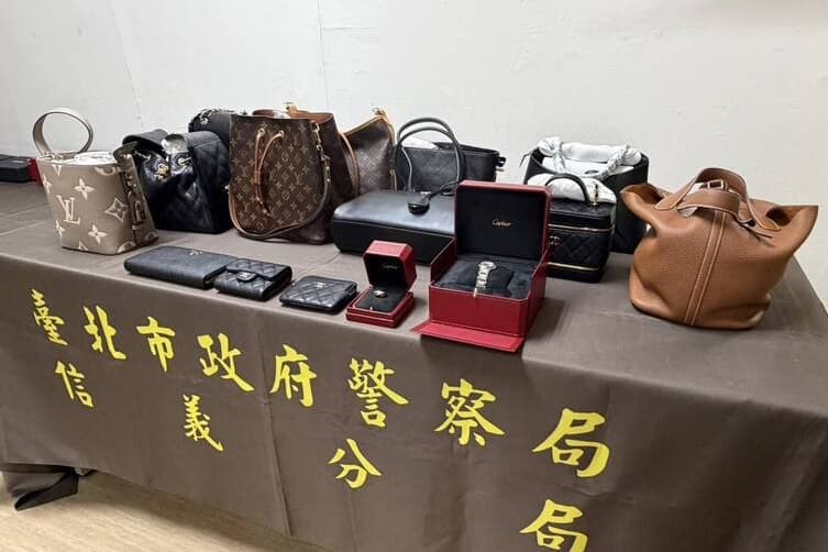 檢方在江女的住處查扣大量精品名牌包。（翻攝畫面）