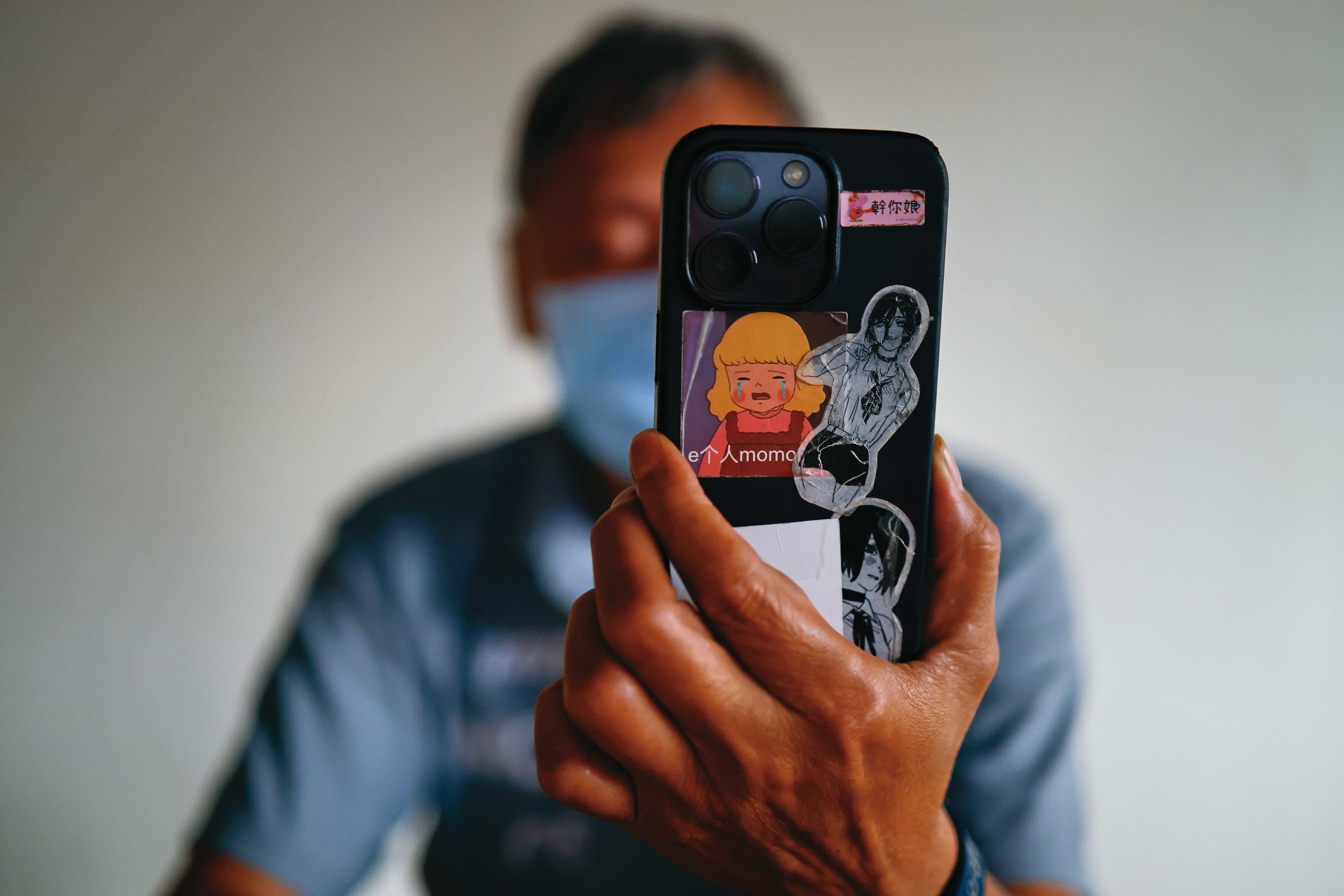 小宇的手機殼上貼著emo貼紙和喜歡的漫畫人物。