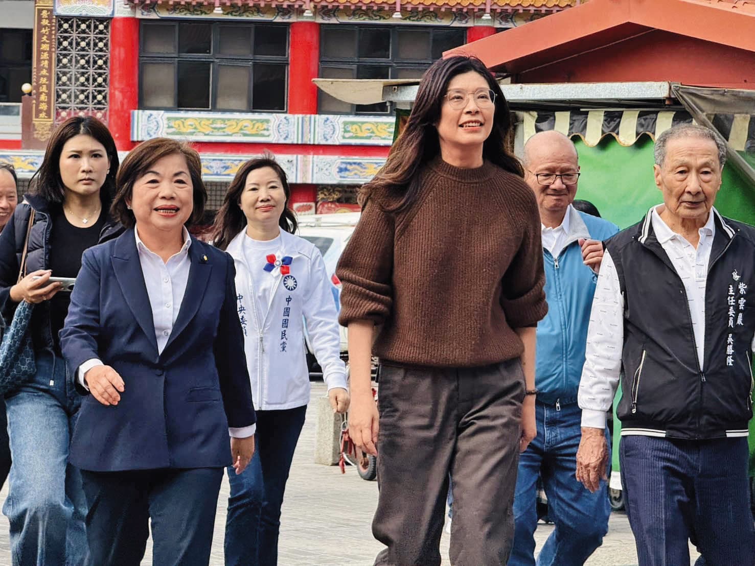 資深藍委楊瓊瓔（前左）宣布投入台中市長選戰，為藍營提名添變數。前右為國民黨主席鄭麗文。（翻攝楊瓊瓔臉書）
