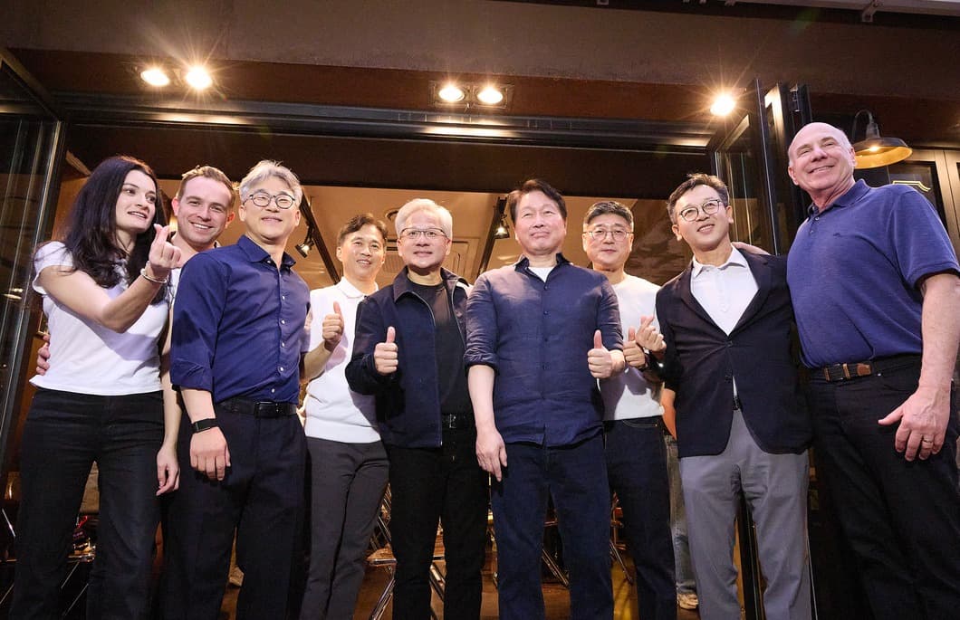 黃敏珊（左起）及Nico Caprez，黃仁勳（左五）與崔泰源（右四）等人合影留念。（翻攝SK Telecom Newsroom）