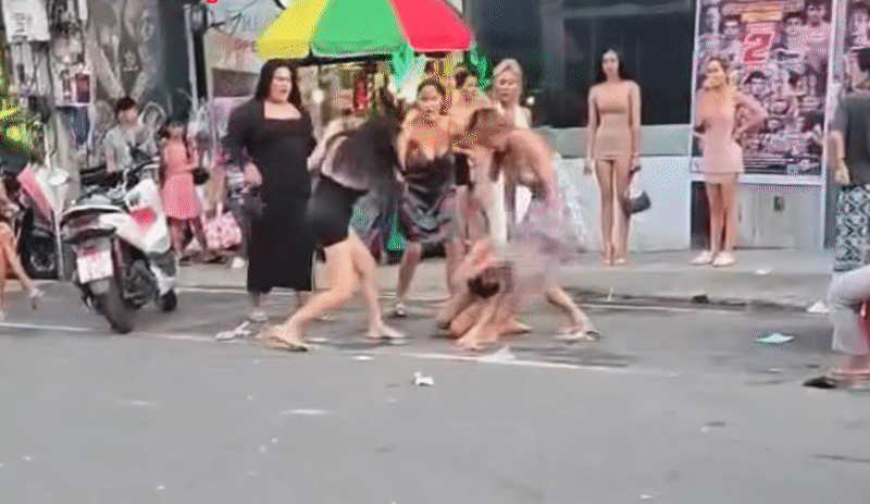 泰國第三性姐妹們街頭互毆。（翻攝畫面）