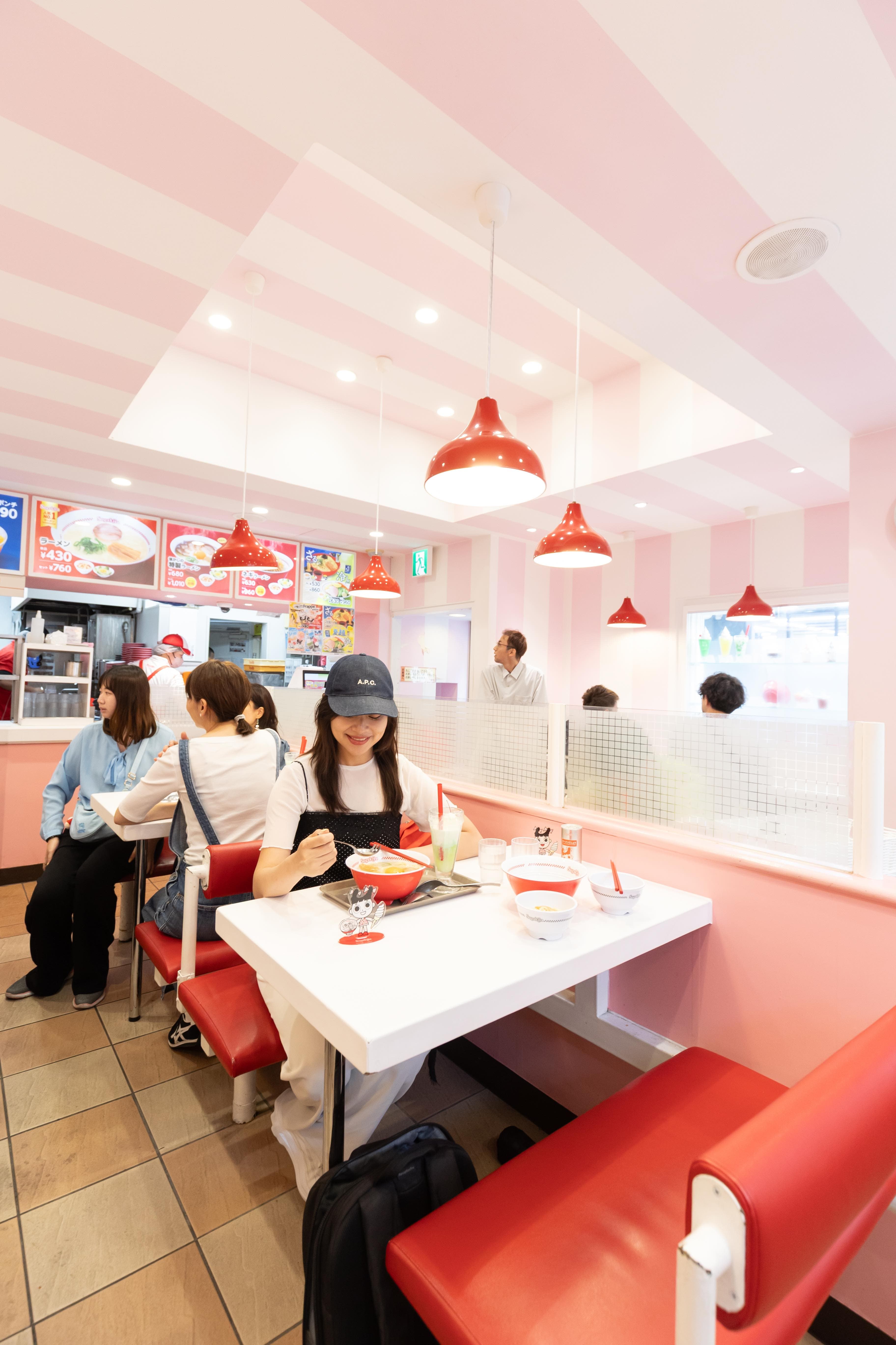大須店裝潢以1970年代的スガキヤ門市為靈感,營造昭和時代氛圍。
