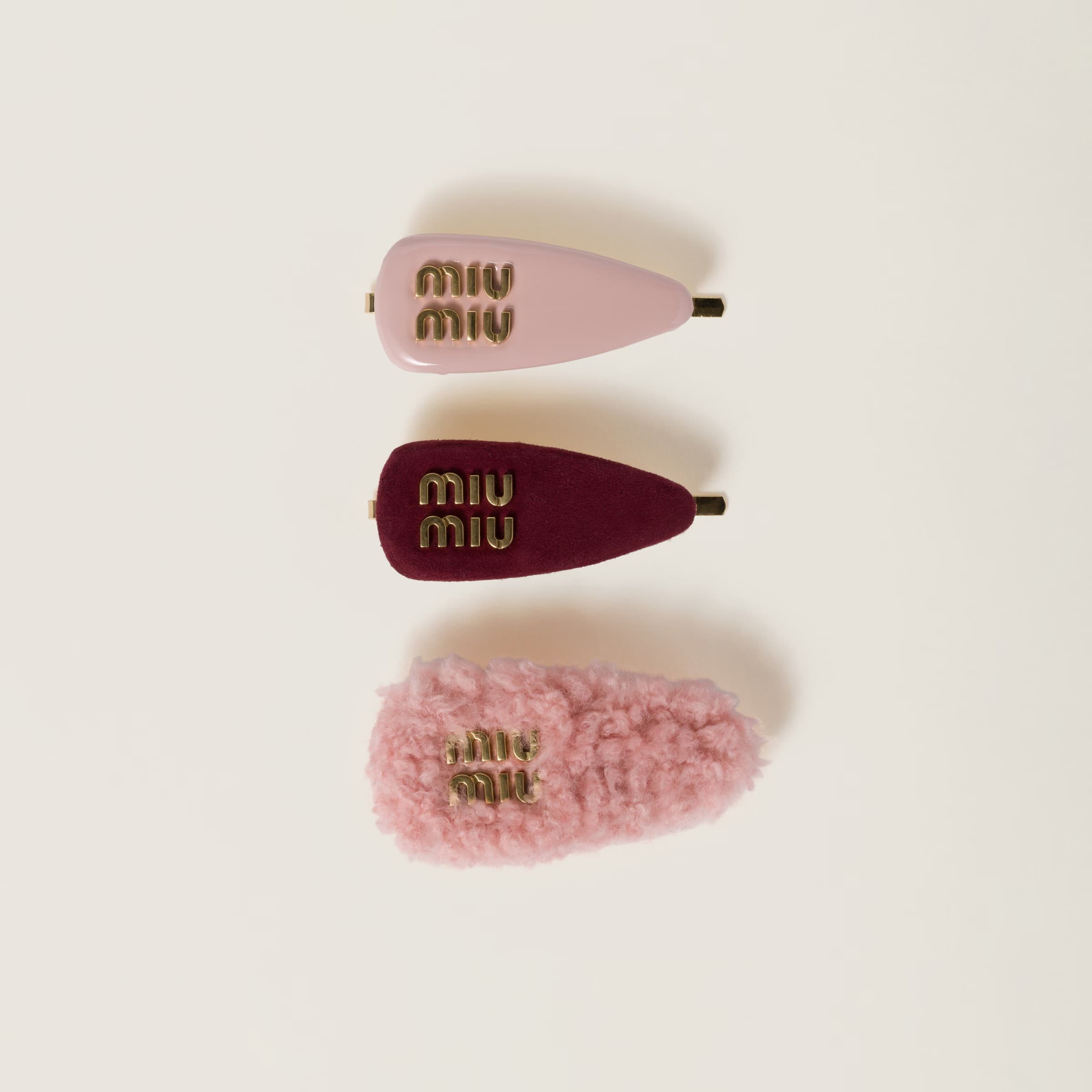 皮革、麂皮及羊毛髮夾套裝。NT$29,500（Miu Miu提供）