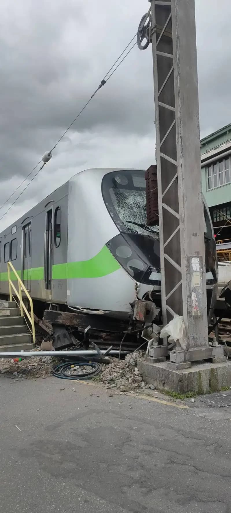 有輛EMU900型區間車在花蓮由調車機推進洗車線時，發生車頭撞上鐵桿事件。（翻攝畫面）