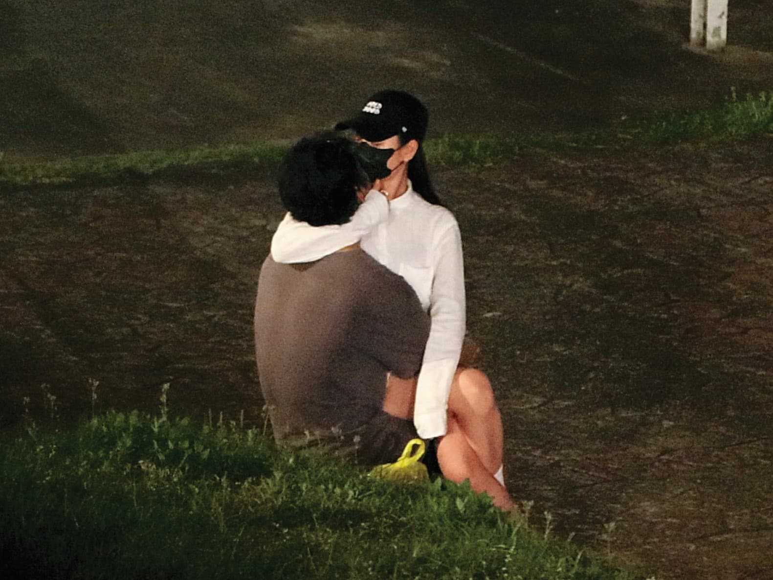 3月28日23：20，吳卓源偶包很重，即使從頭到尾都沒脫下口罩，還是要和朱軒洋隔罩熱吻。