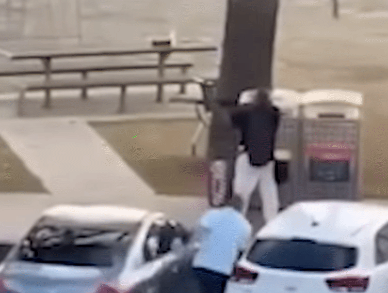 身穿白衣的43歲大叔英勇上前搶奪歹徒槍枝，被大讚是英雄。（翻攝自X）