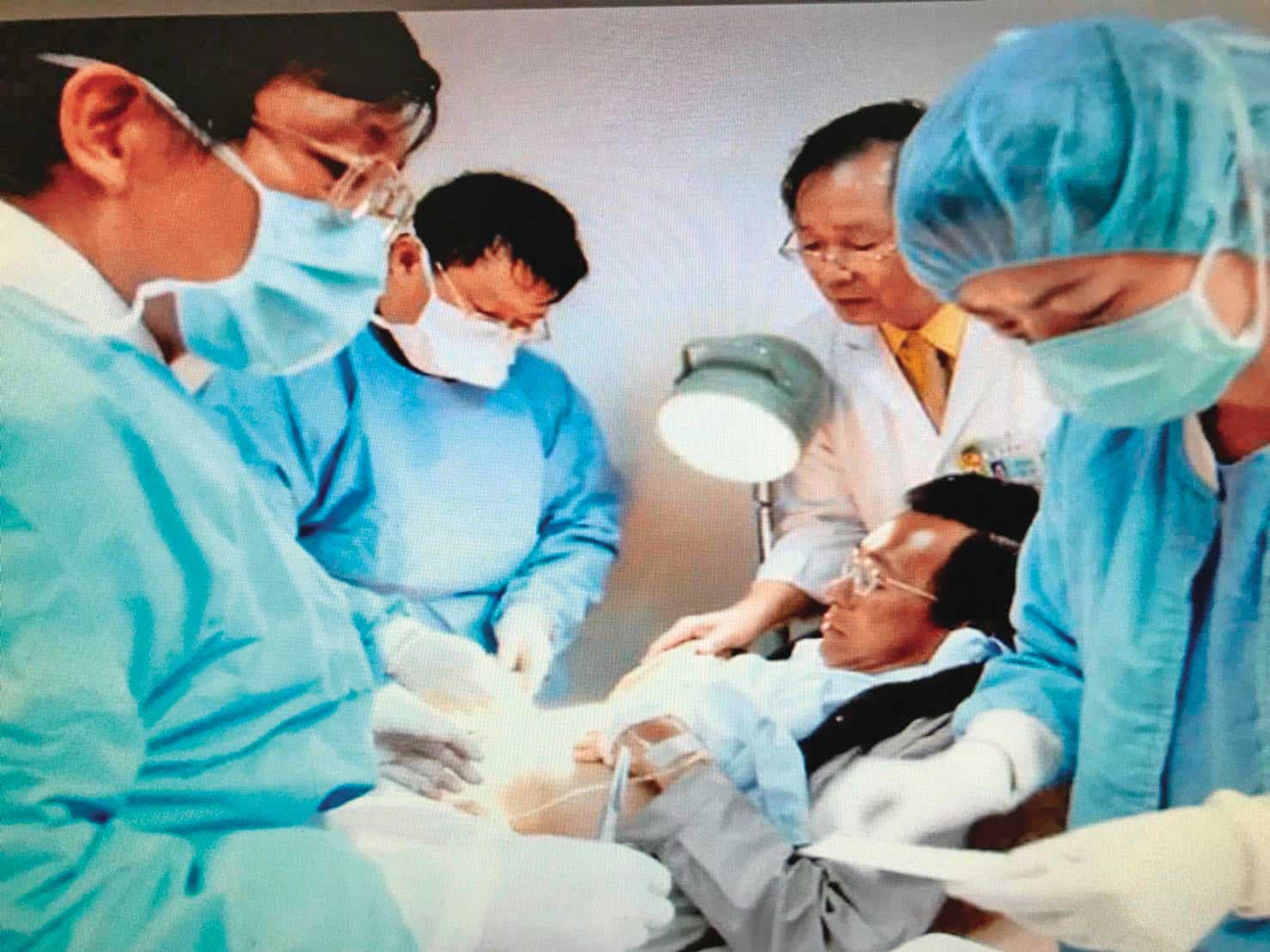 川普選前遭槍擊，台灣網友稱此事件有如「美國版阿扁」。圖為319槍擊案時，腹部中彈的陳水扁於奇美醫院急救。（翻攝陳水扁臉書）